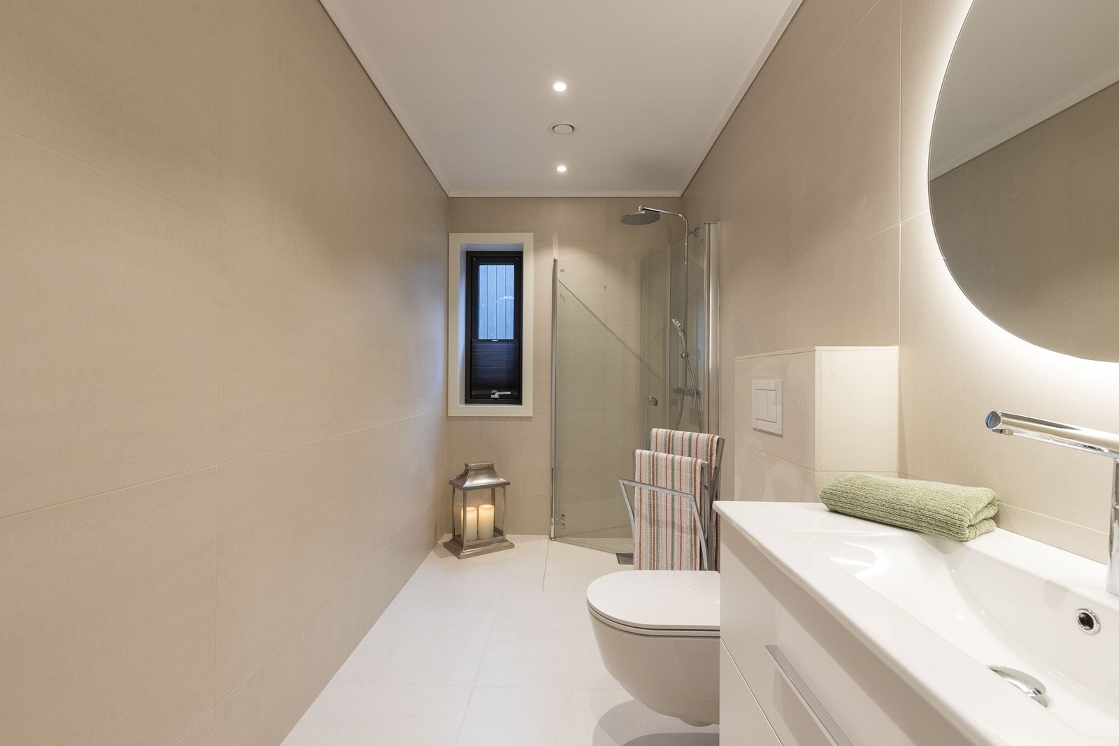 Baderommet har tidsriktige fliser på vegger og gulv, med varmekabler Galleribilde