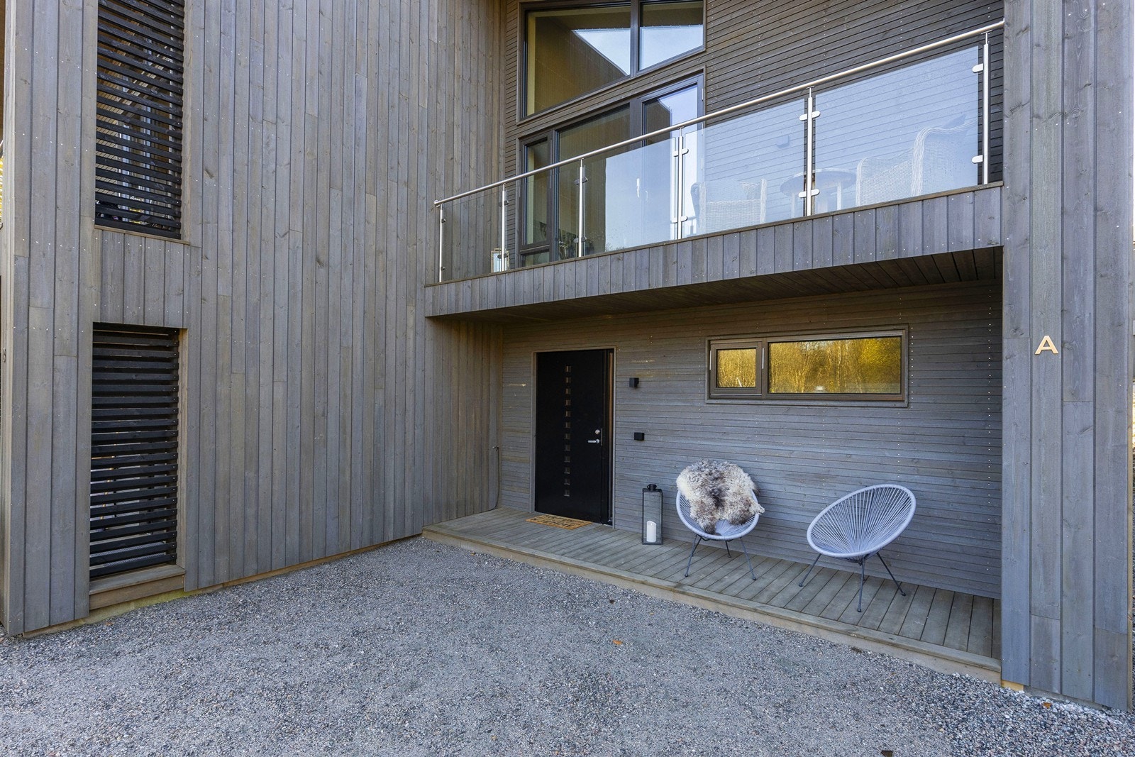 Hyggelig overbygget inngangsparti med plass til sittegruppe Galleribilde