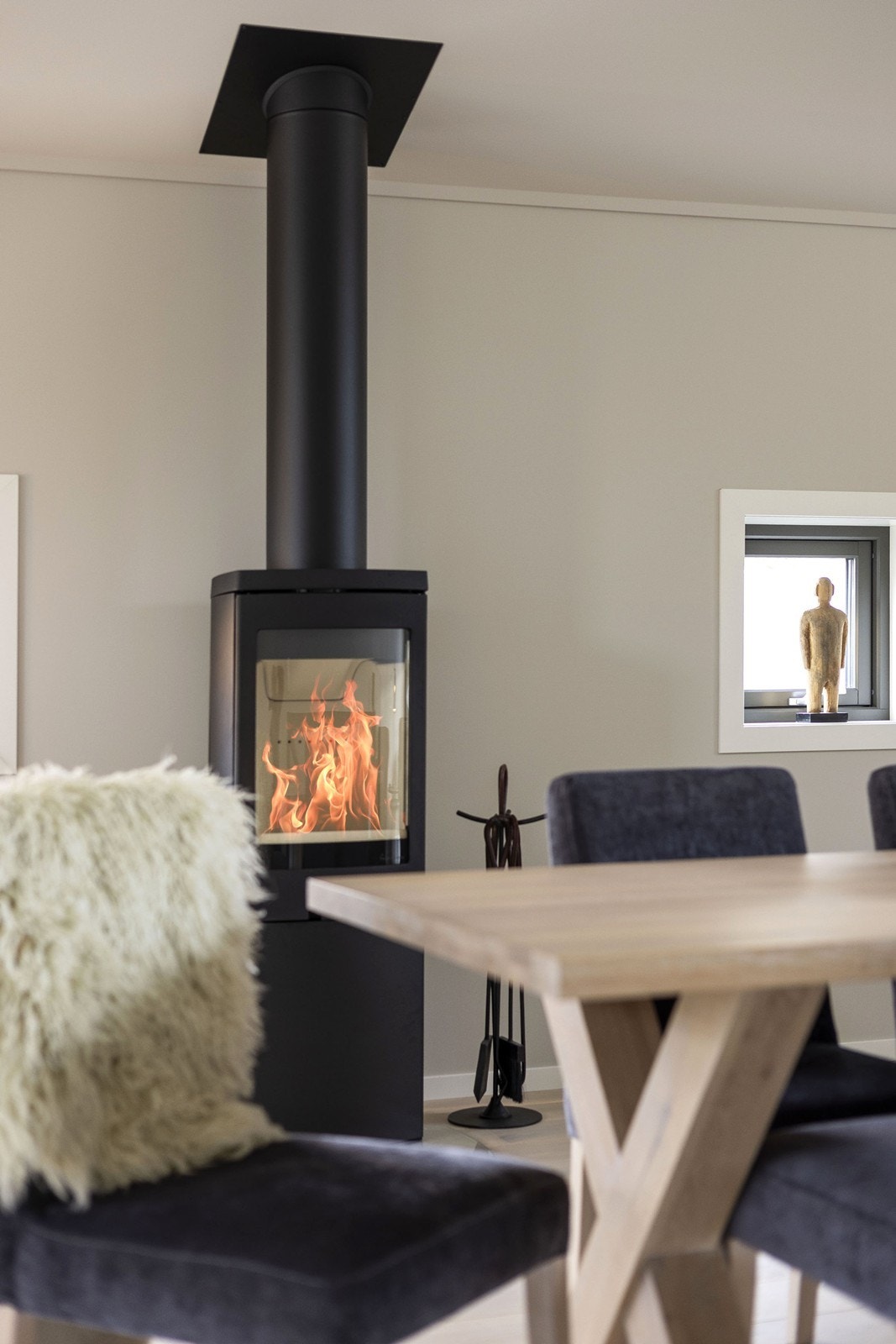 Peisovn fra Nordpeis, som sørger for en hyggelig stemning og god oppvarming til denne flotte boligen Galleribilde
