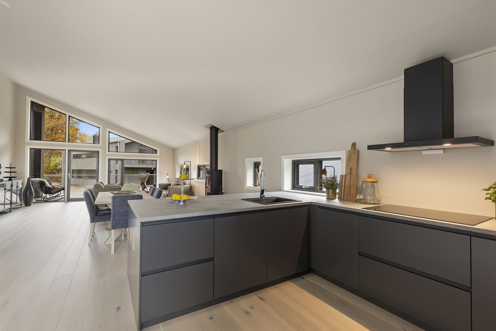 Kjøkkenet har god arbeidsplass på benkeplater og fremstår som et svært hyggelig og sosialt allrom Galleribilde