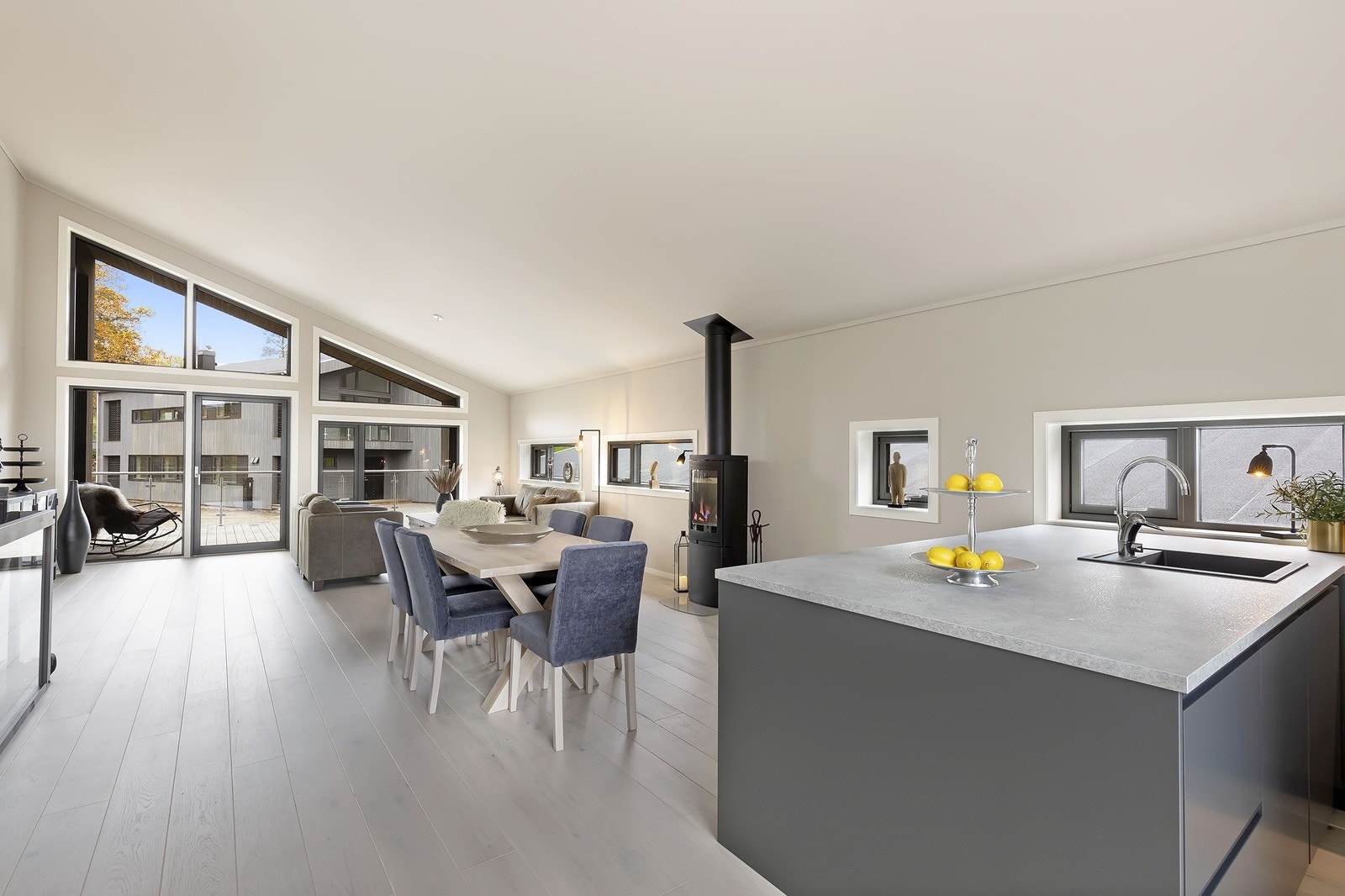 Boligen har lune og hyggelige rom malt i vakre, tidsriktige farger Galleribilde