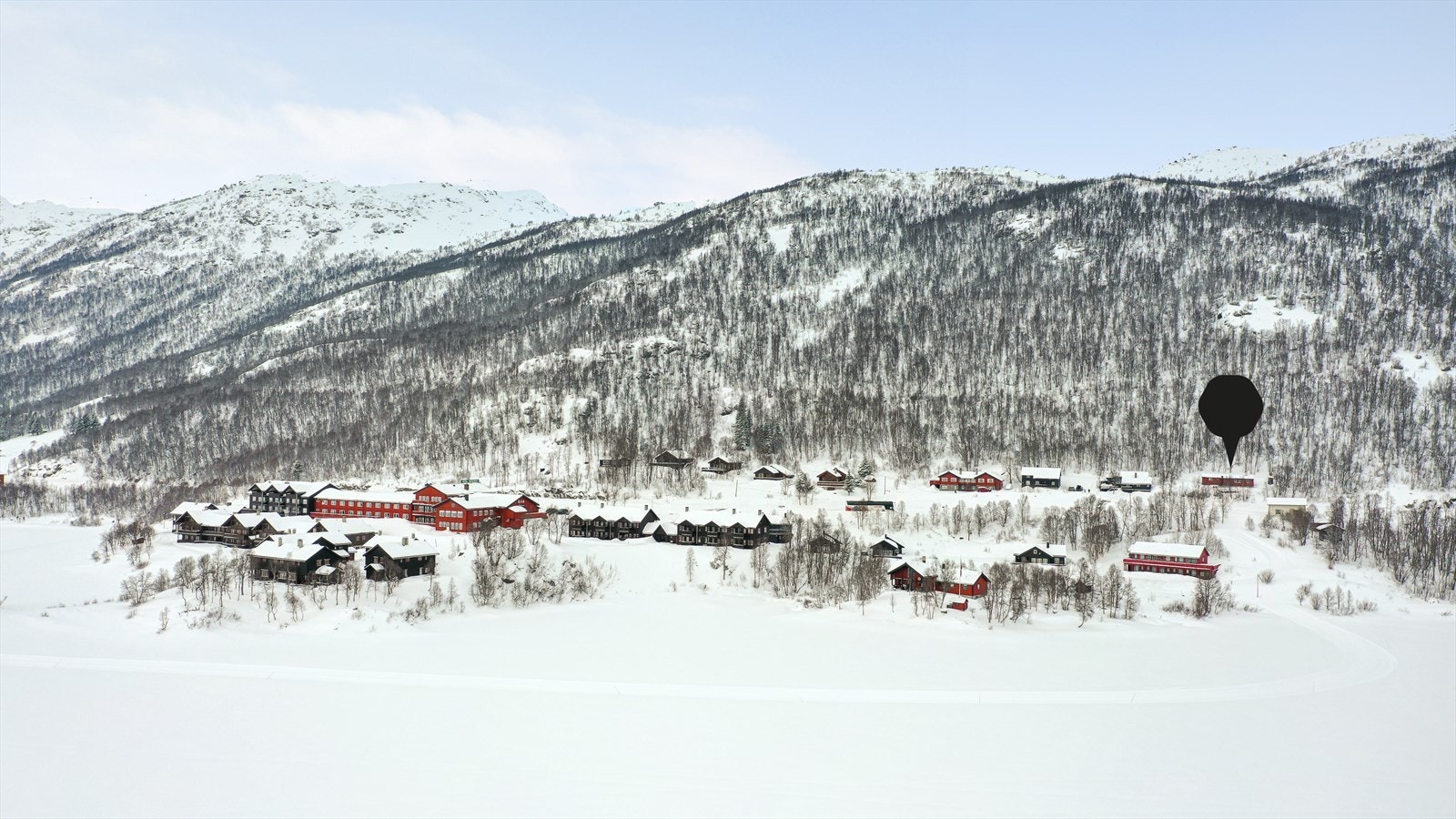 Er laget ny brøytbar veg til hyttedør og vinterparkering på egen tomt Galleribilde