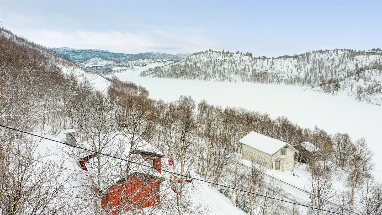 Beliggenhet høyt i terrenget med flott utsikt til Vågslidvannet Galleribilde
