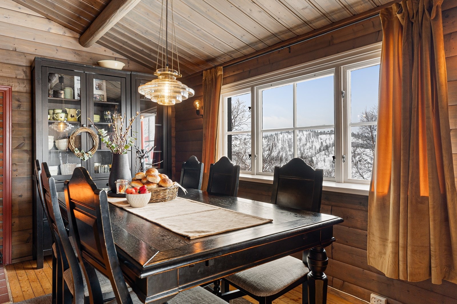 Utsikt fra stue/spisestuen mot fjell, omliggende natur og Vågslidvatnet Galleribilde