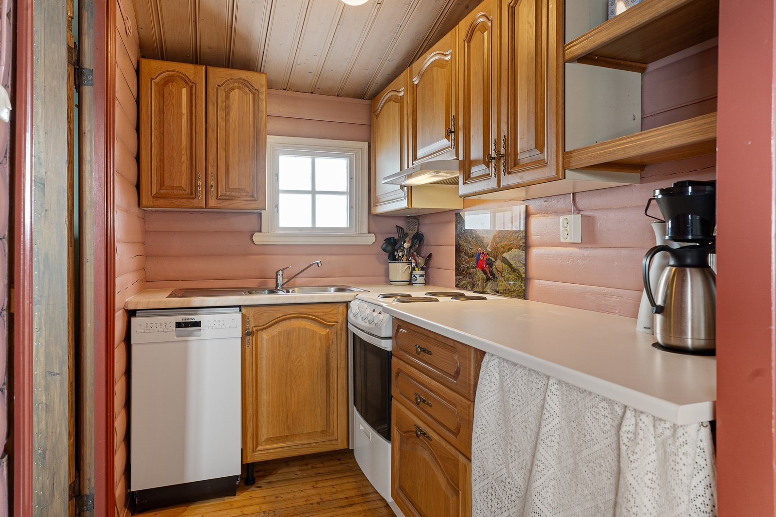 Innholdsrikt kjøkken med god skap- og benkeplass Galleribilde