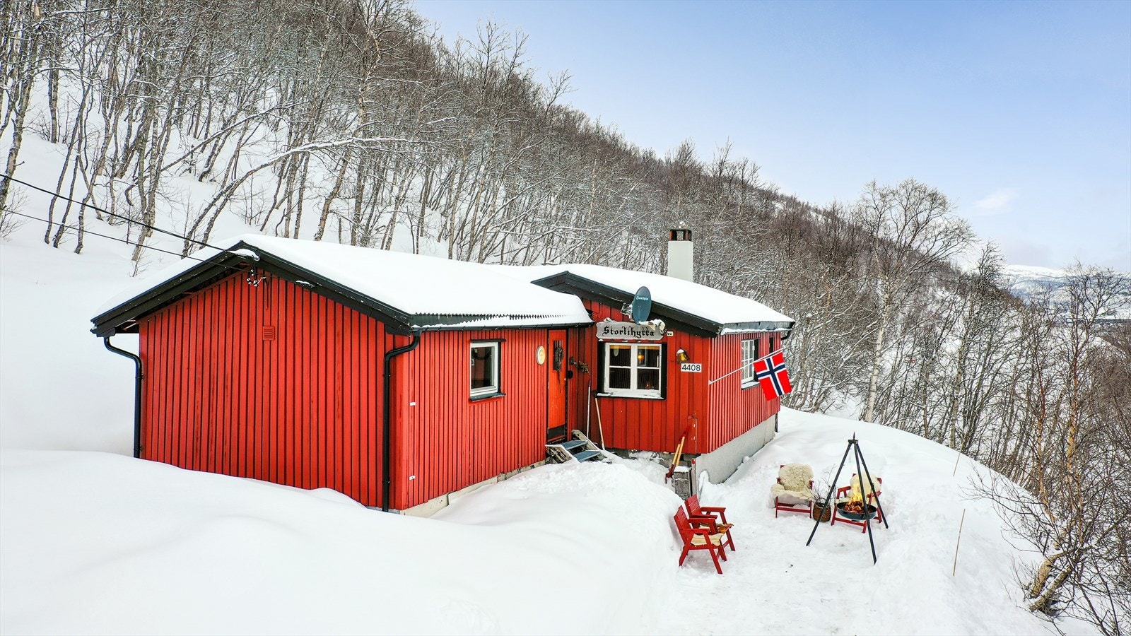 Haukeli Skisenter ligger ca. 4 km. fra hytten med sine 6 heiser og barneskitrekk, laveste høyde 1150 moh. Galleribilde