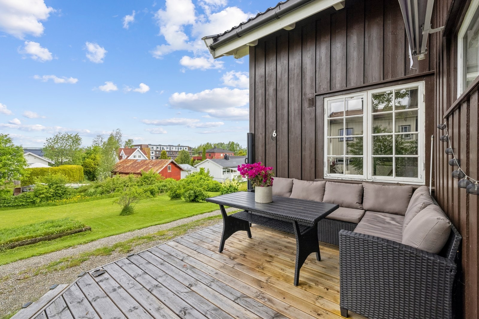 Det er rikelig med boltreplass for både to- og firbeinte i den store, solrike hagen. Galleribilde