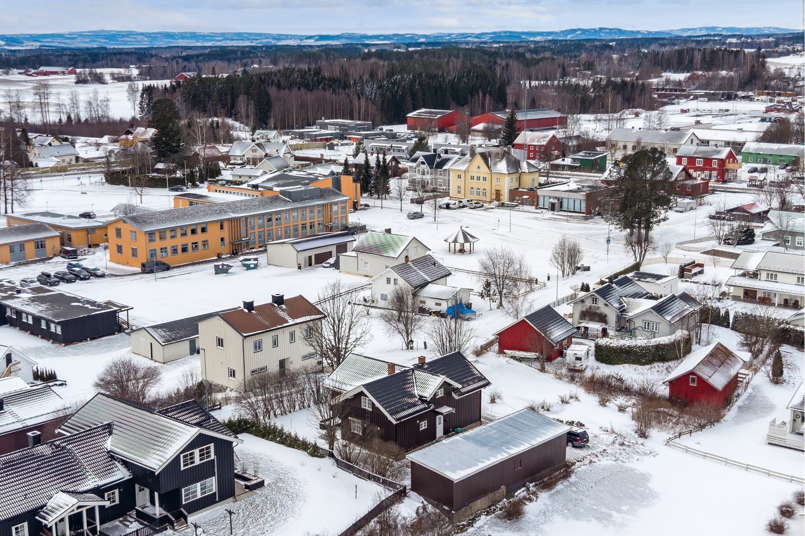 Eiendommen sett fra siden - romslig tomt med gode solforhold Galleribilde