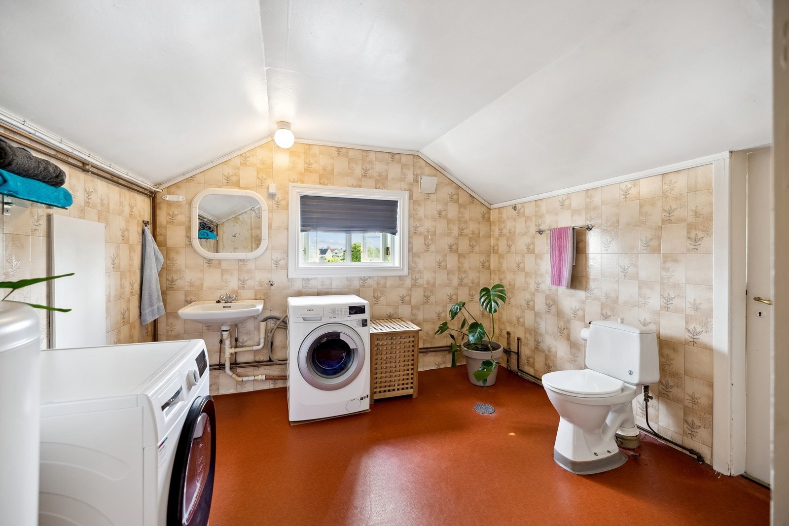 I 2. etasje er det et vaskerom/wc med moderniseringsbehov. Galleribilde