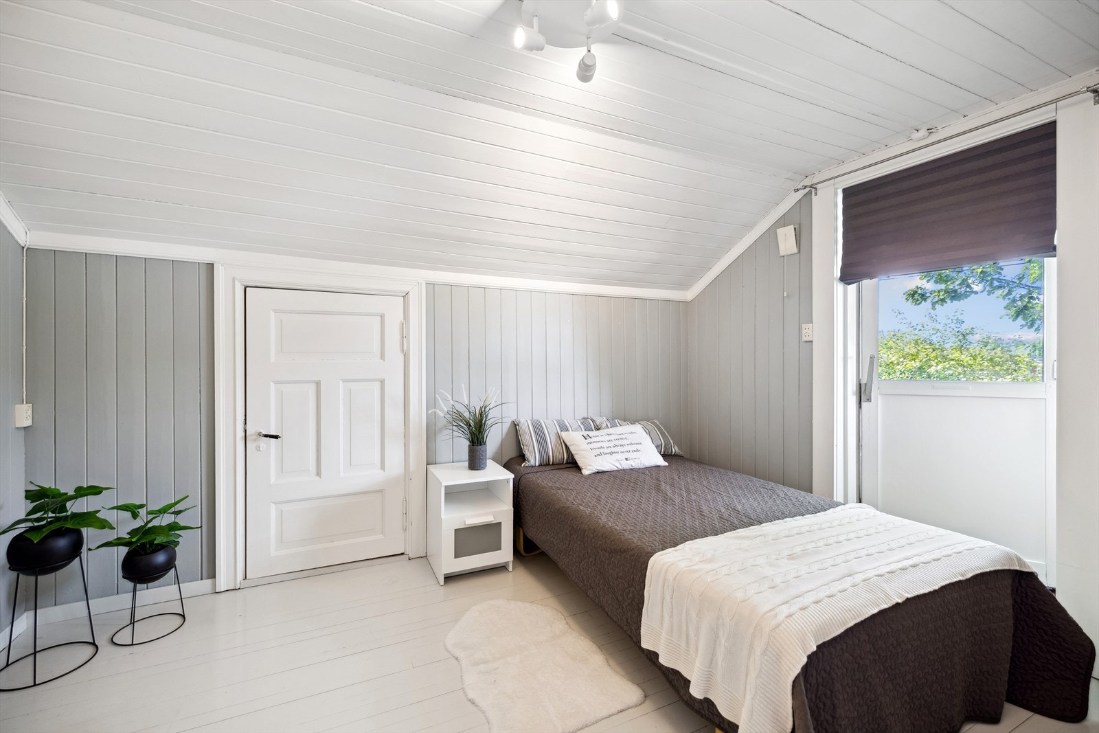 Ett av soverommene har utgang til en sydvestvendt luftebalkong på ca. 3 kvm. Galleribilde