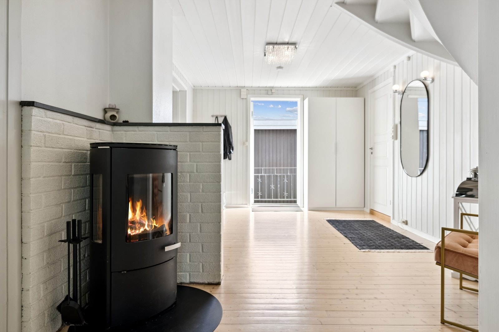 Yttertøyet ryddes enkelt bort i et hvitt garderobeskap i entreen. Galleribilde