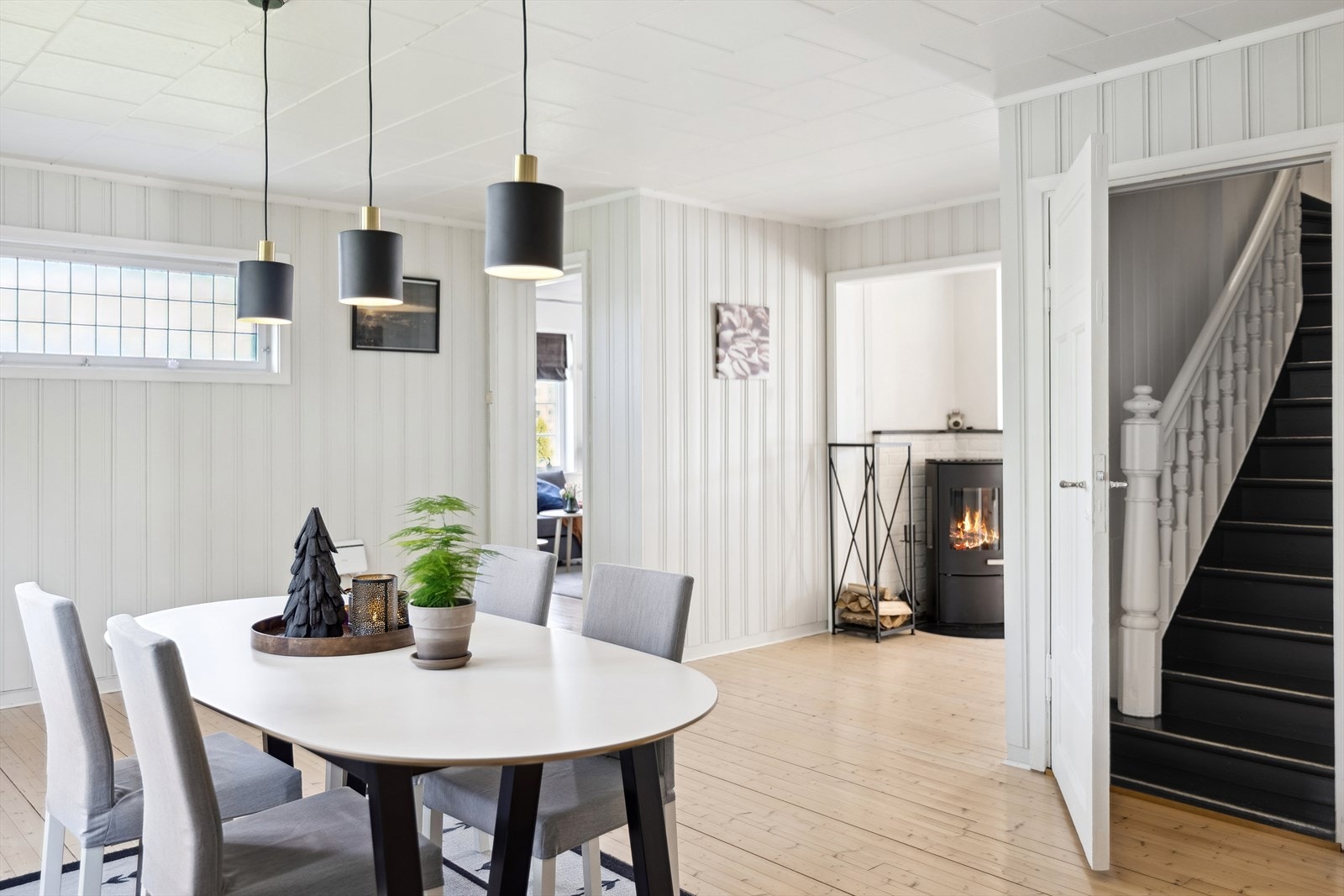 Det er montert luft-til-luft varmepumpe i spisestuen, og siste service ble utført i 2023. Galleribilde