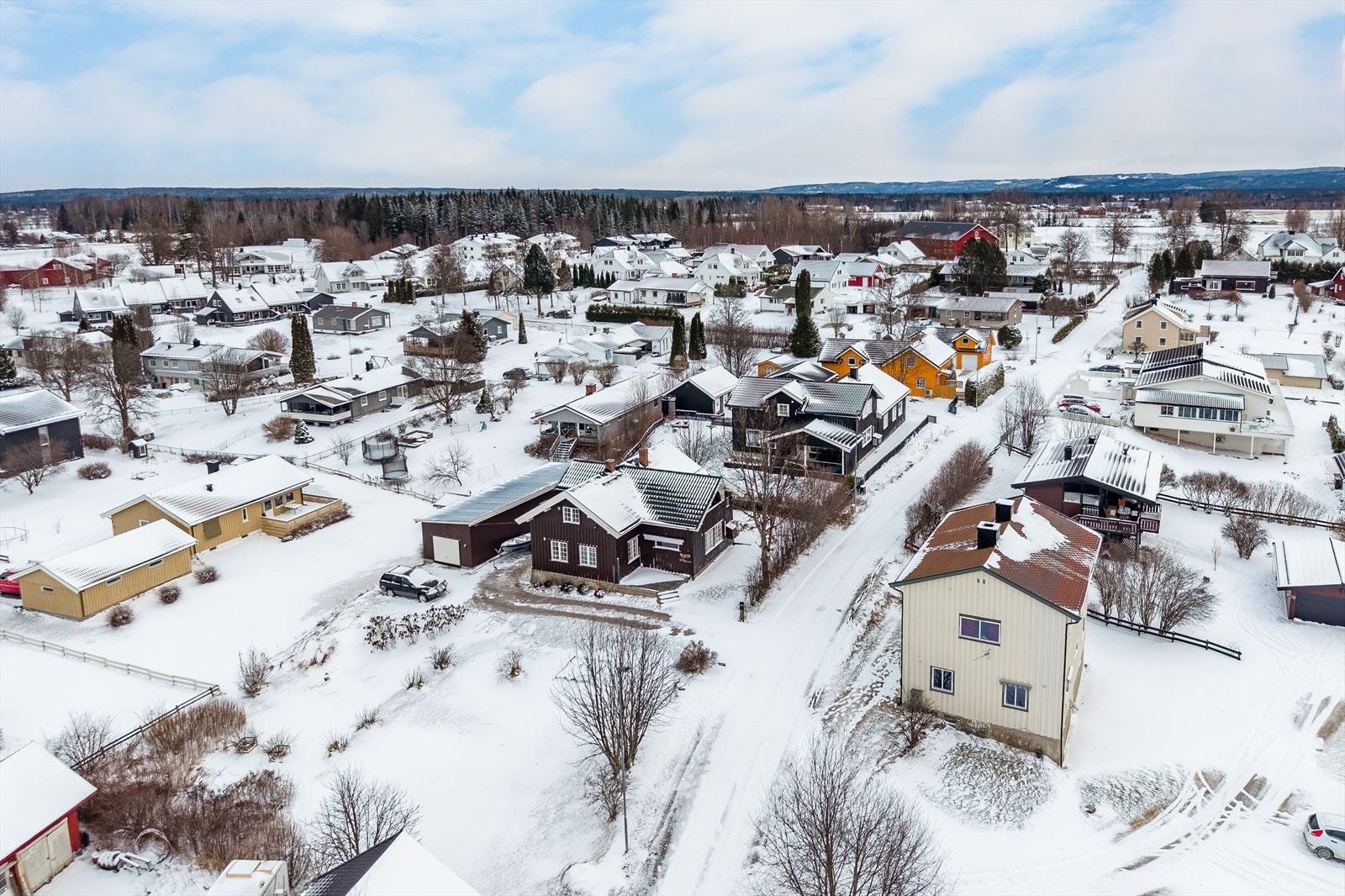 Oversiktsbilde - etablert boligområde med variert bebyggelse Galleribilde