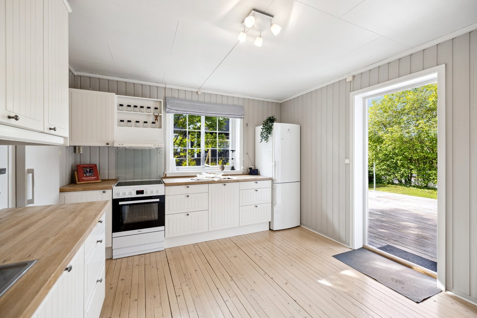 Innredningen fra Ikea har hvite fronter og solid heltrebenkeplate. Galleribilde