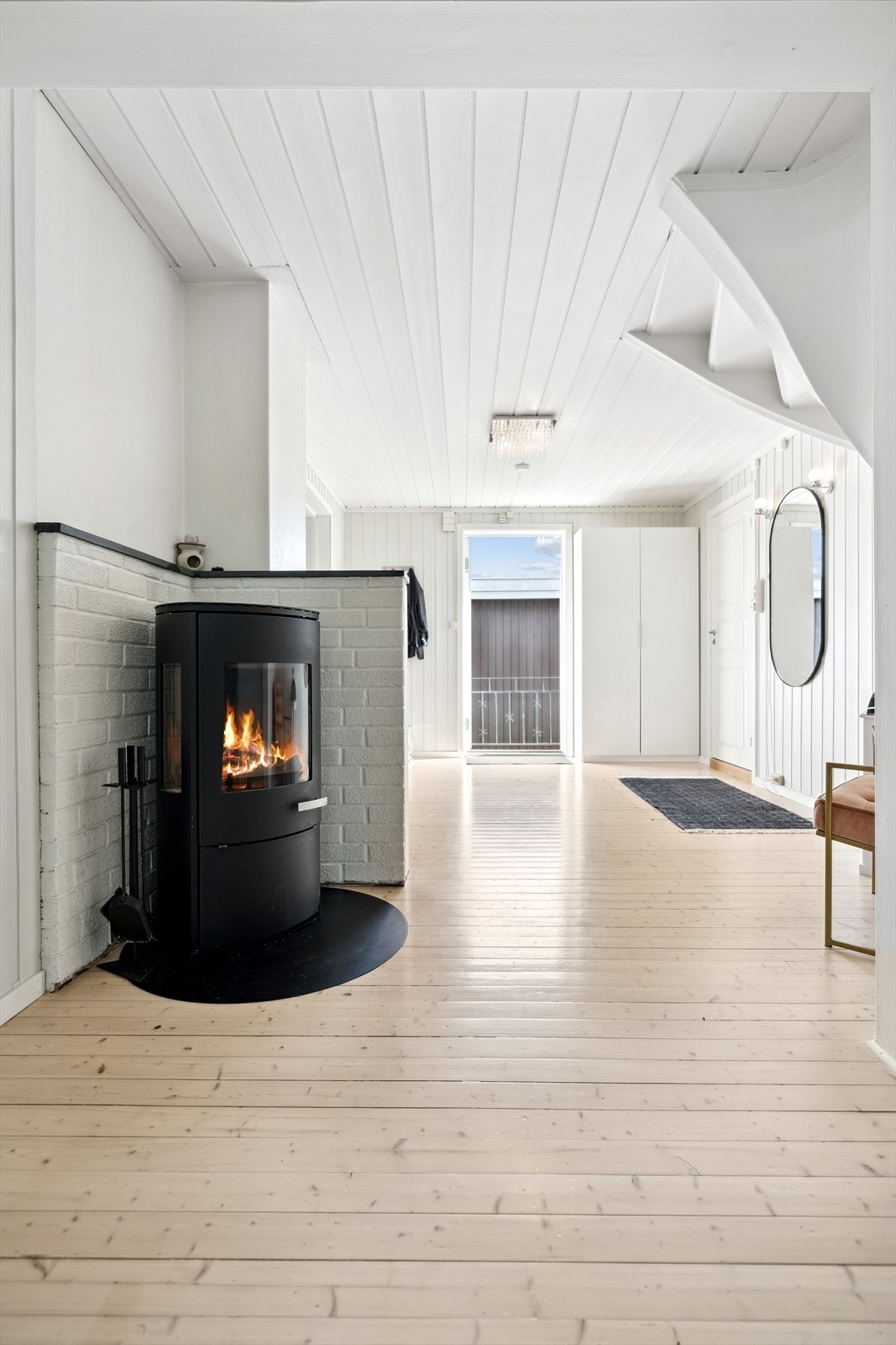 I entreen er det montert en god, rentbrennende peisovn. Galleribilde