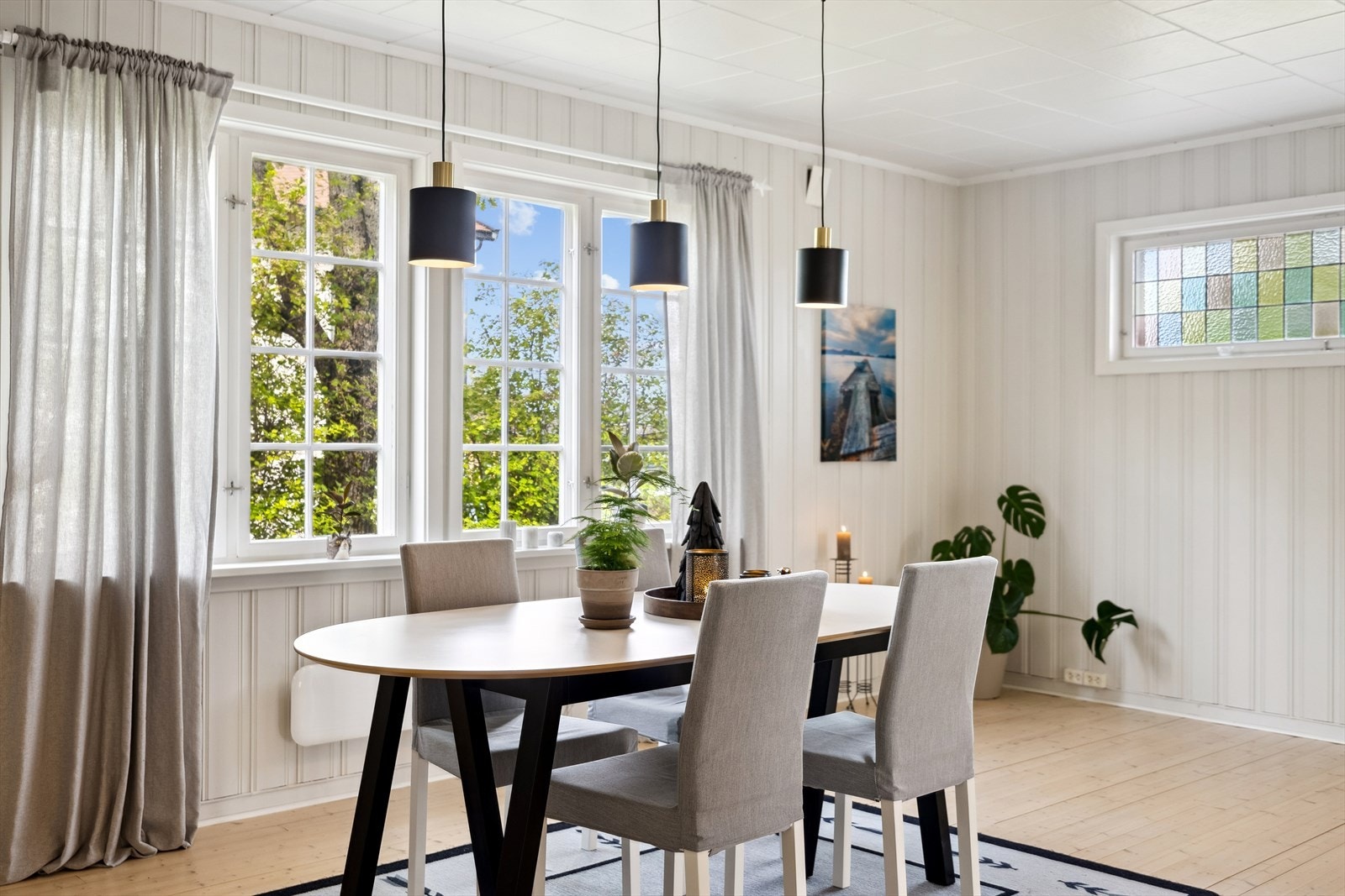 På ene veggen i spisestuen er det et fargerikt blyglassvindu. Galleribilde