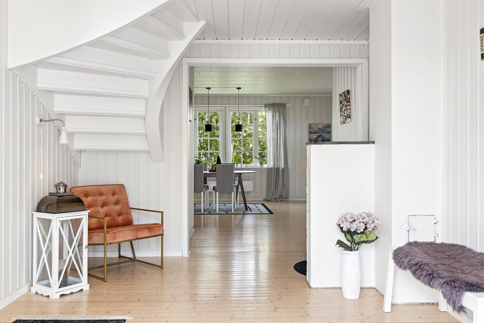 Den gjennomgående, åpne planløsningen i 1. etasje skaper en luftig atmosfære. Galleribilde