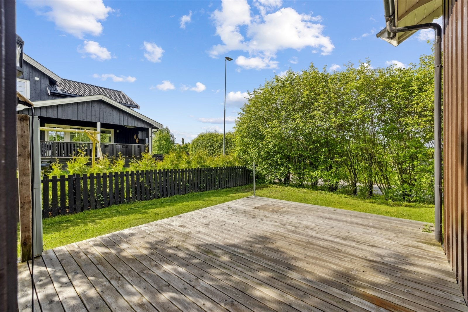 På markterrassen ved kjøkkenet er det god plass til grill og ønsket utemøblement. Galleribilde
