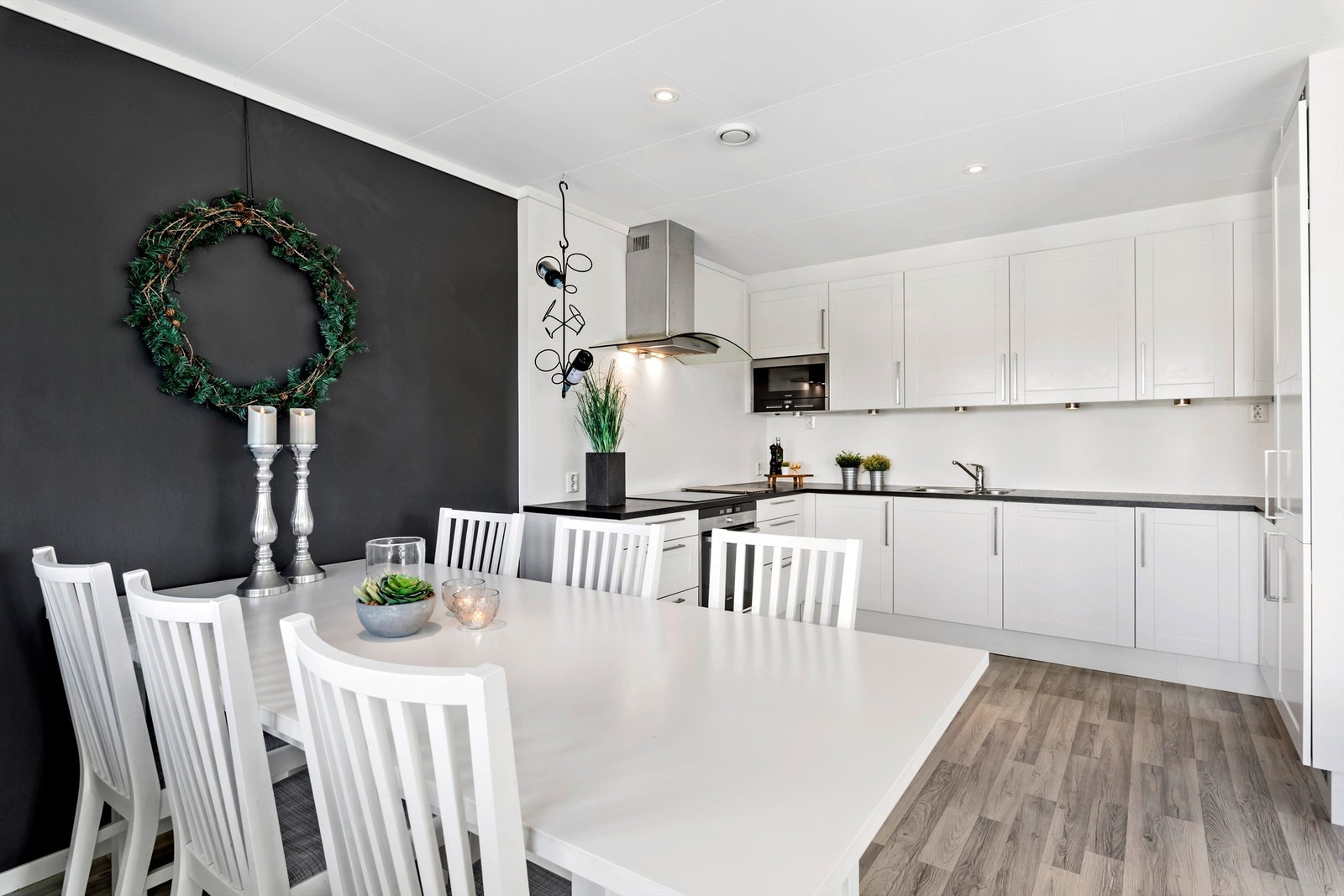 Kjøkkenenet er utstyrt med innredning fra HTH, med gode arbeidsflater og oppbevaringsplass i under- og overskap. Legg merke til at det er montert flere stikkontakter med hensiktsmessig plassering Galleribilde