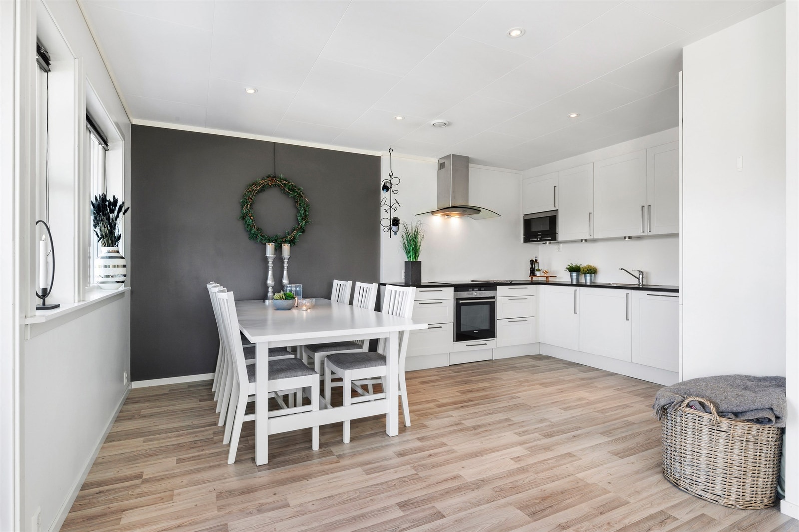 Over mot kjøkkendelen, er det i overgangen mellom sonene innredet med spisegruppe. Kontrastveggen gir en fin brytning mot de ellers lyse overflatene Galleribilde