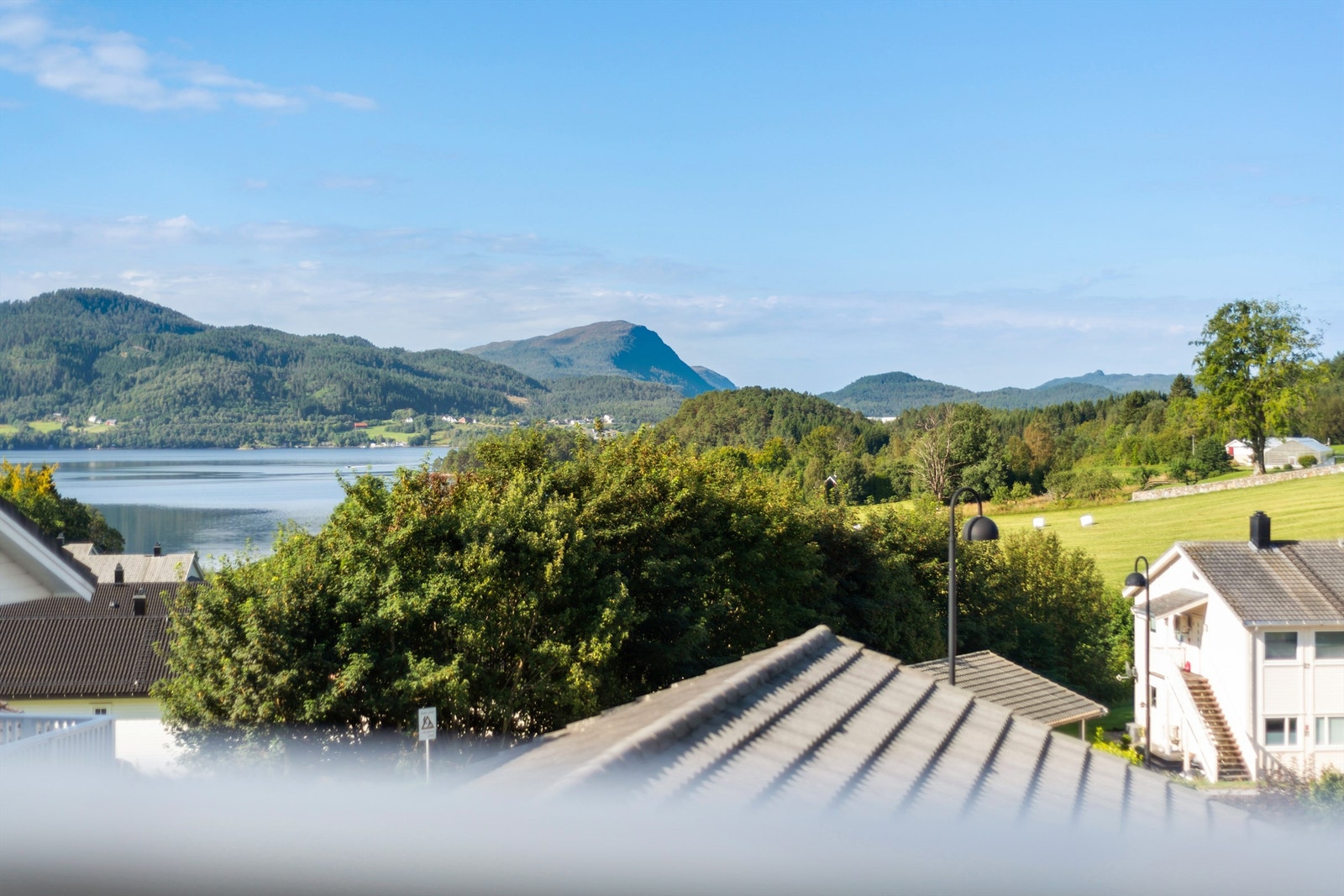 Nydelig og sjarmerende utsikt mot grøntområder og Skodjevika Galleribilde