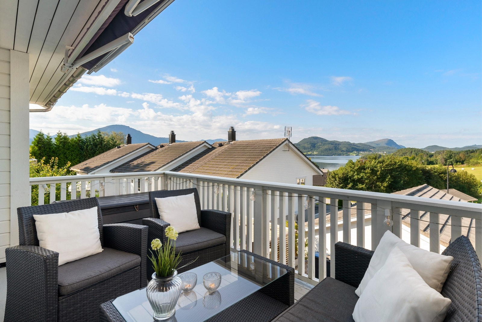 Boligen inneholder bla: 3 soverom, 2 bad, åpen stue-kjøkken og flere flotte uteområder Galleribilde