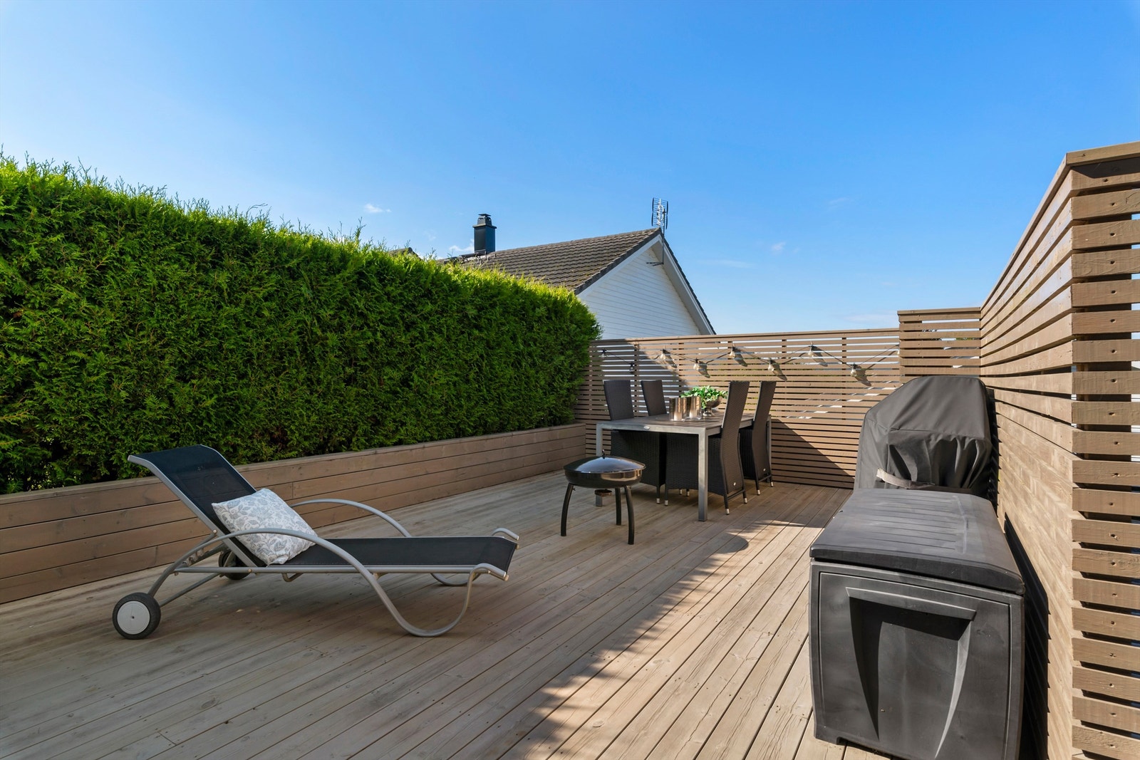 Terrassen på ca 28m² med god plass til diverse møblement, grill m.m. I følge selger er det sol gjennom hele dagen og utover kvelden Galleribilde