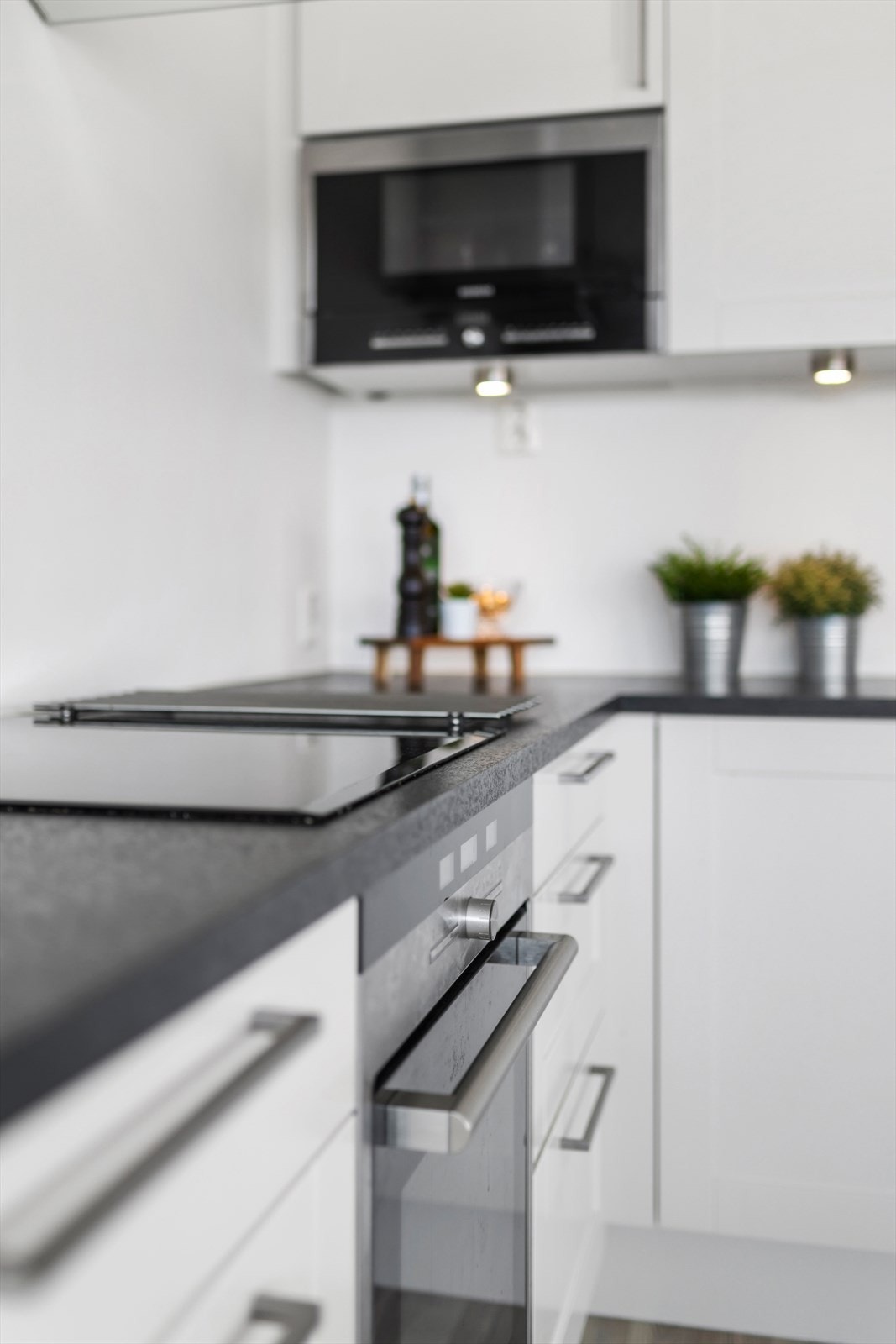 Innredningen har integrert stekeovn, mikrobølgeovn, oppvaskmaskin og kjøleskap med frysedel. (Alle integrerte hvitevarer medfølger). Platetopp og oppvaskkum er nedfelt i den laminerte benkeplaten Galleribilde