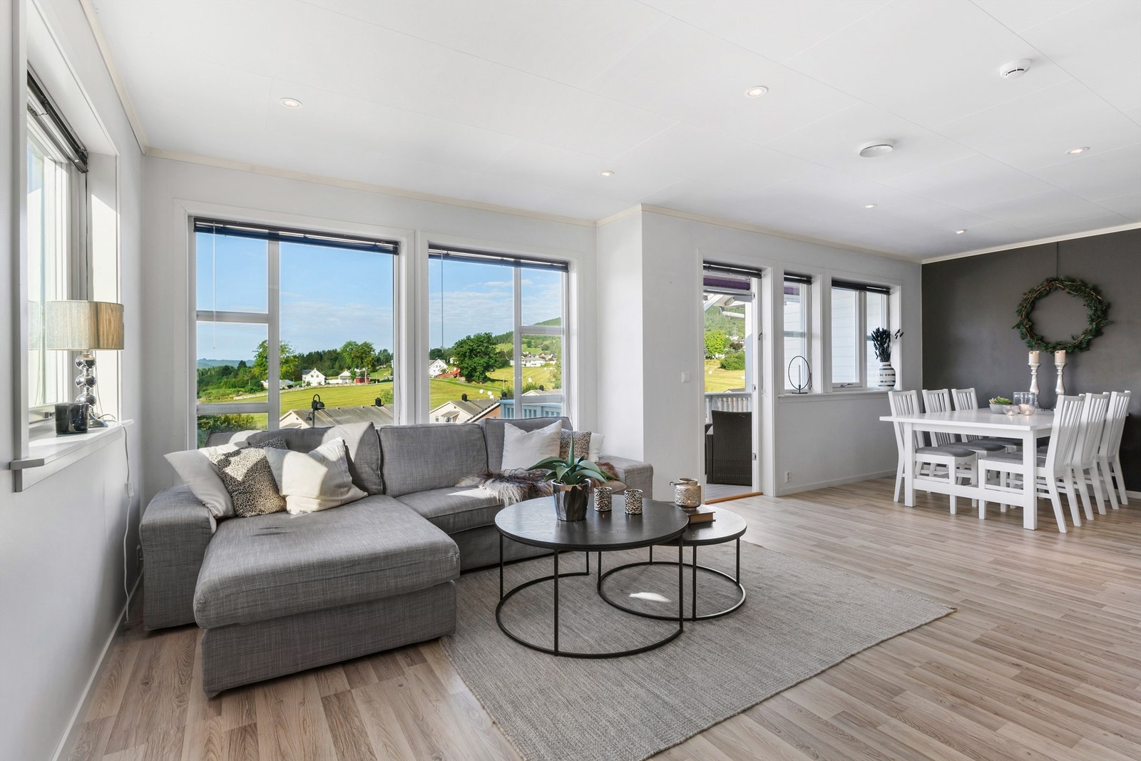 Rommet har store vindusflater i flere himmelretninger, som slipper mye naturlig lys inn i rommet og gir en sjarmerende utsikt Galleribilde