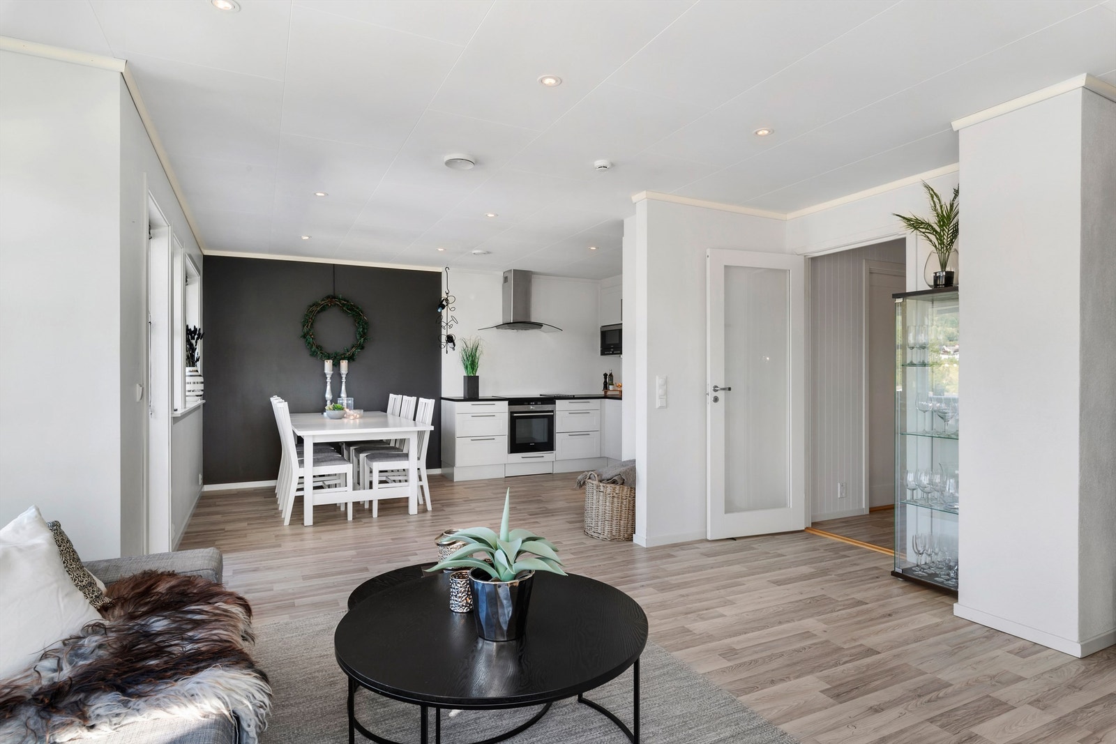 Boligen har et lyst og innbydende oppholdsrom med stue og kjøkken i åpen løsning på ca 34m². Rommet kan enkelt adskilles fra gang med innerdør med glassfelt Galleribilde