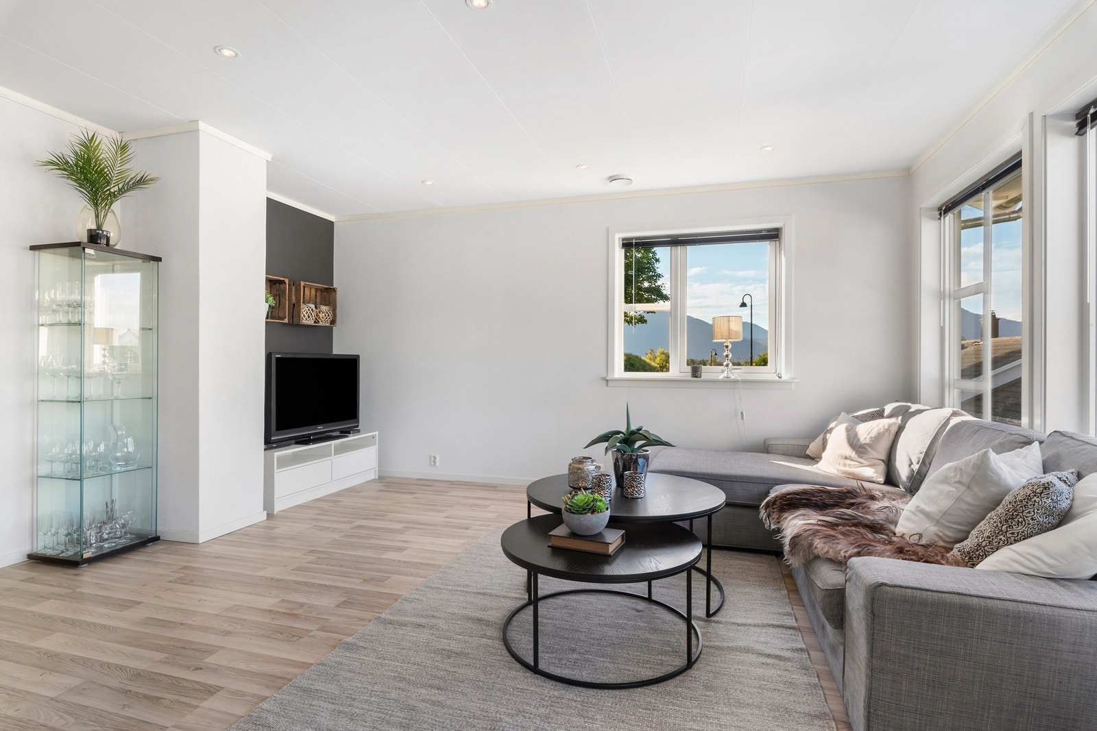 Stuedelen er i dag trivelig innredet med sofahjørne, bord og tv med tilhørende møblement. Kombinasjonen av godt lysinnslipp og spotter i innvendig tak gir en behagelig atmosfære i rommet Galleribilde