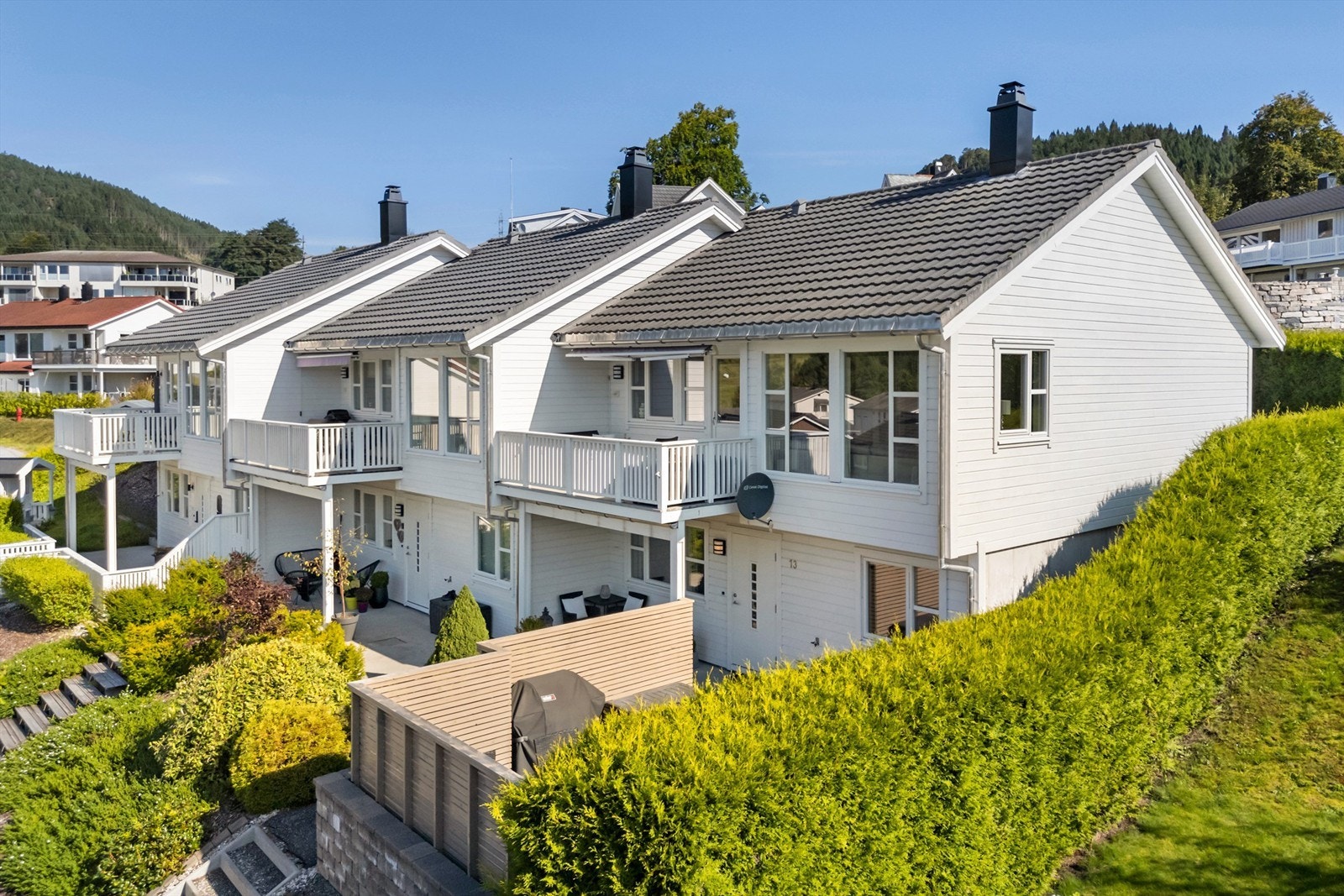 Boligen er en endeseksjon med privat trapp på siden av huset, noe som gjør det lett å bevege seg rundt huset Galleribilde