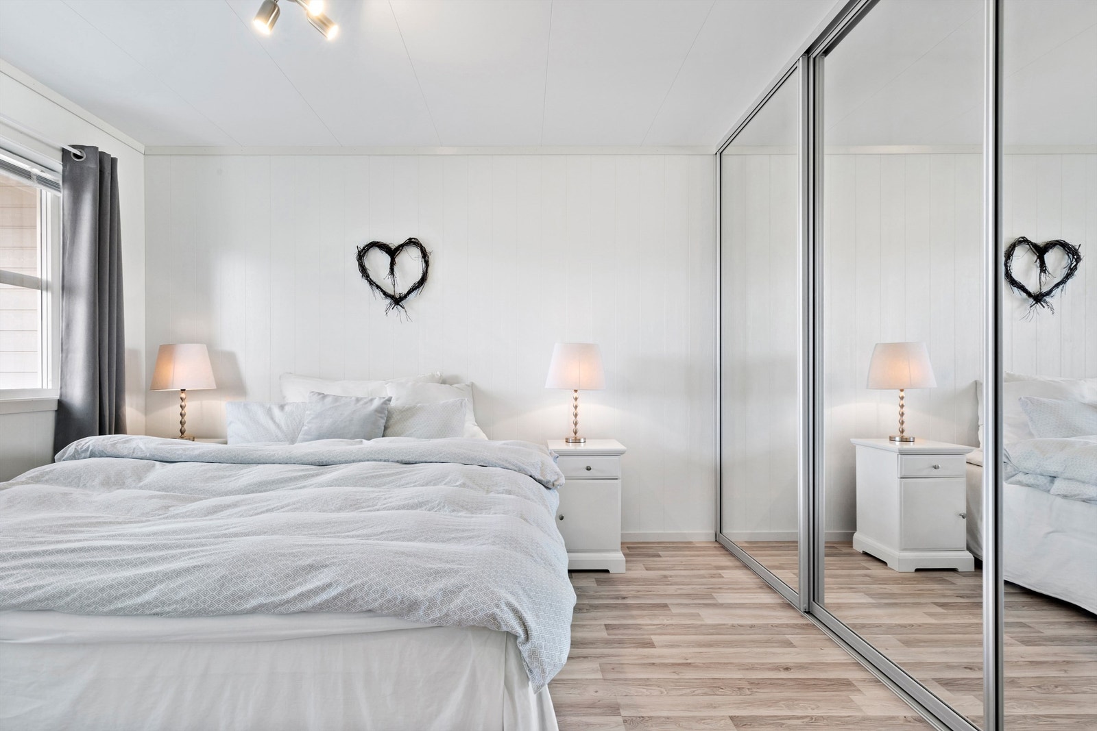 Soverom I: er boligens hovedsoverom. Rommet er oppmålt til ca 12m², som gir god plass til dobbeltseng med nattbord på hver av sidene Galleribilde