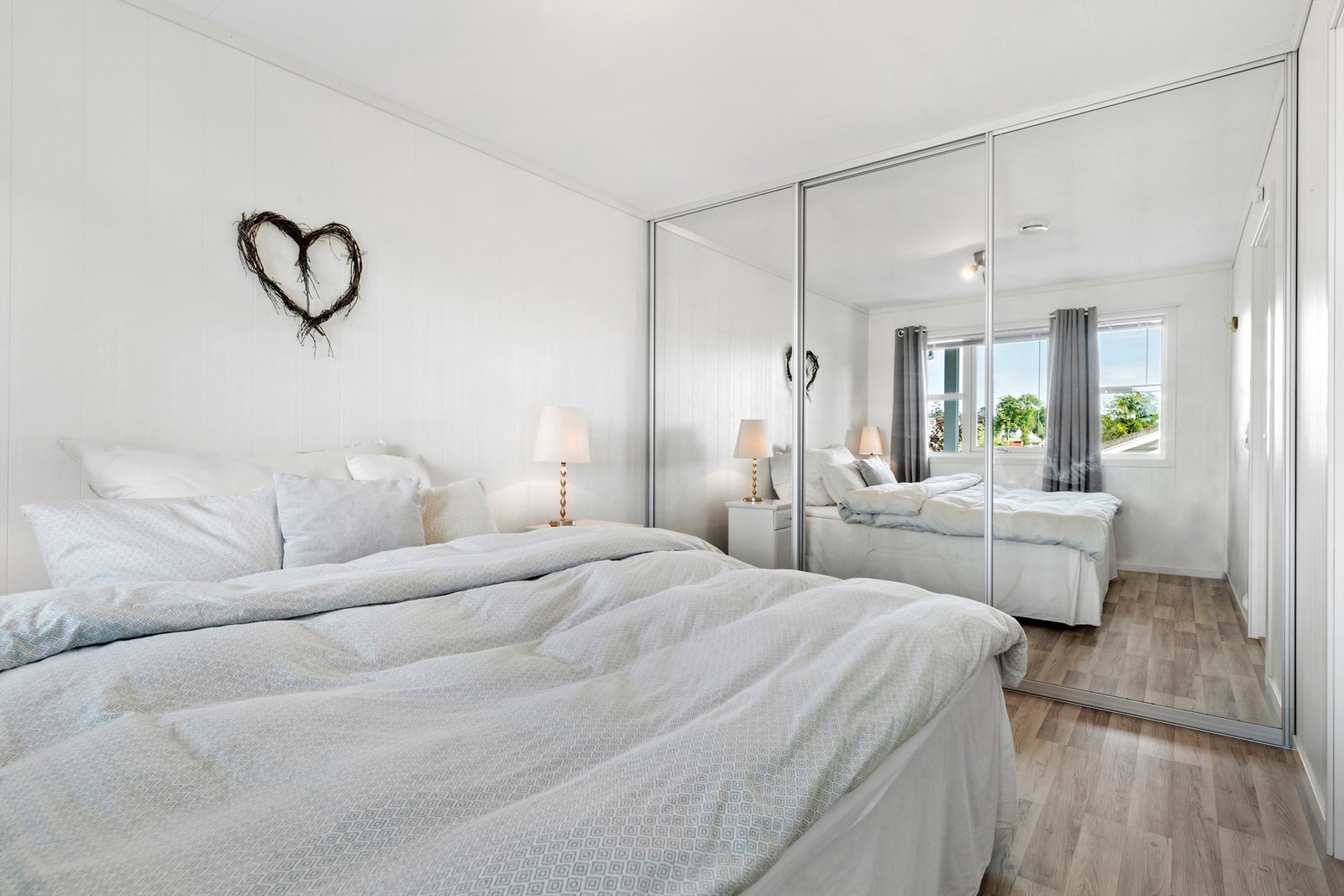 Rommet har en romslig skyvedørsgarderobe som gir gode oppbevaringsmuligheter for klær Galleribilde