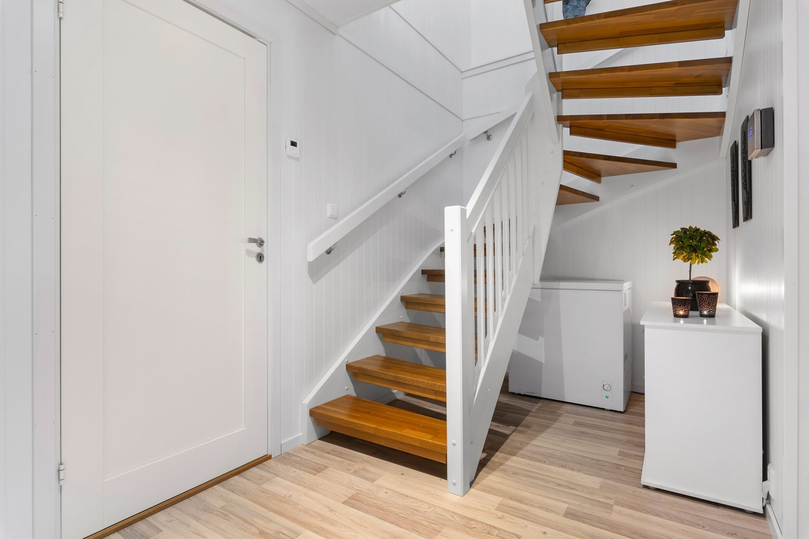 Hallen er romslig og med ekstra oppbevaringsmuligheter under trappen Galleribilde