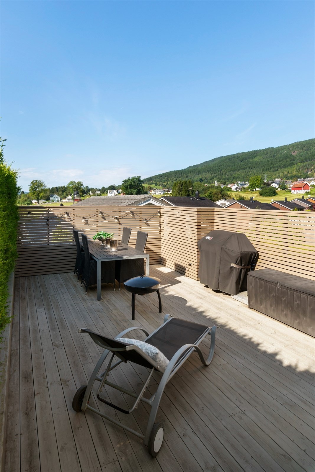 Det godt skjermede terrassen er noe av det selger trekker frem som mest positivt med eiendommen Galleribilde