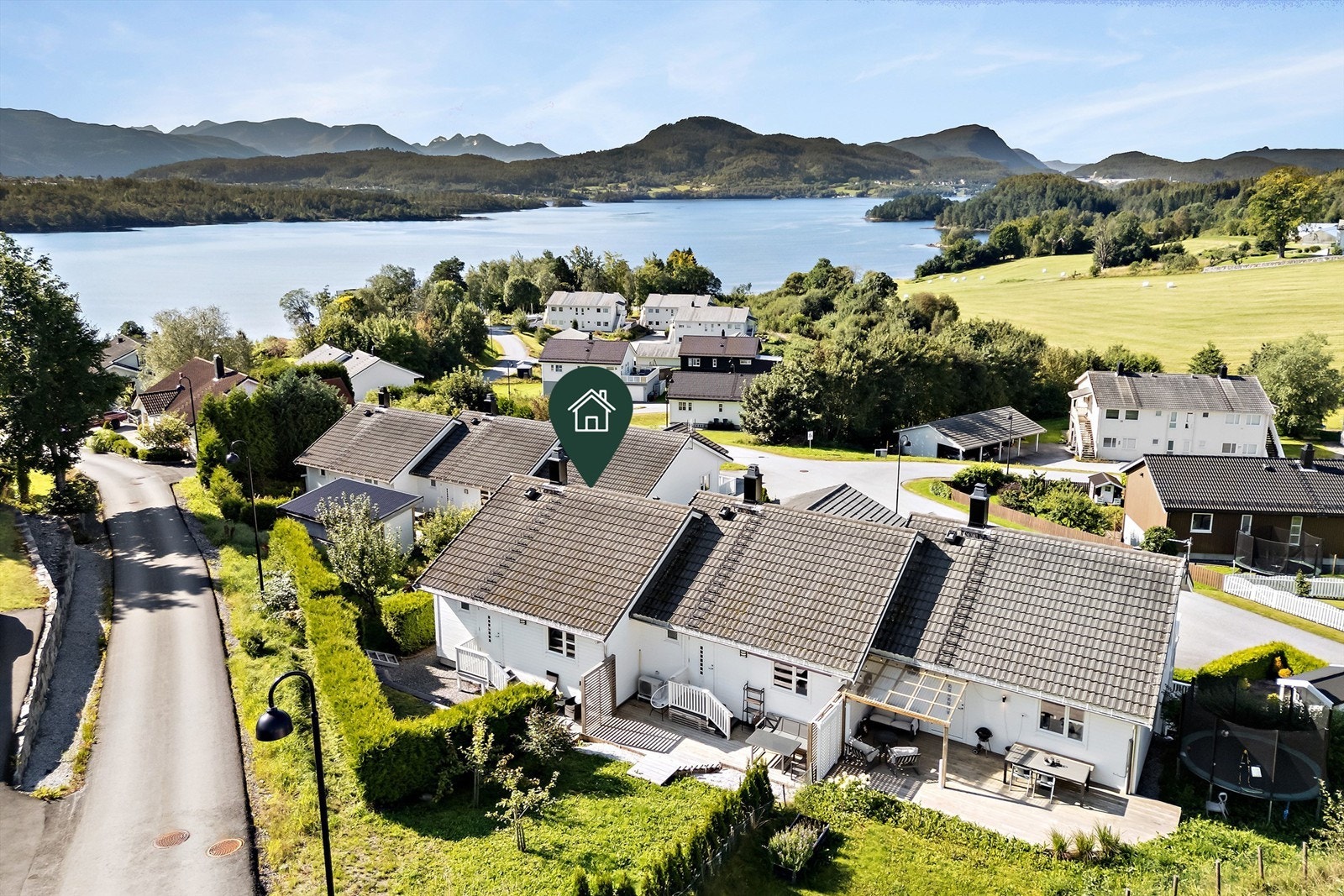 Eiendommen har en rolig beliggenhet, men samtidig med kort veg til sentrum av Skodje. Nærmeste dagligvarebutikk, Kiwi er det beskjedene 400 meter til Galleribilde