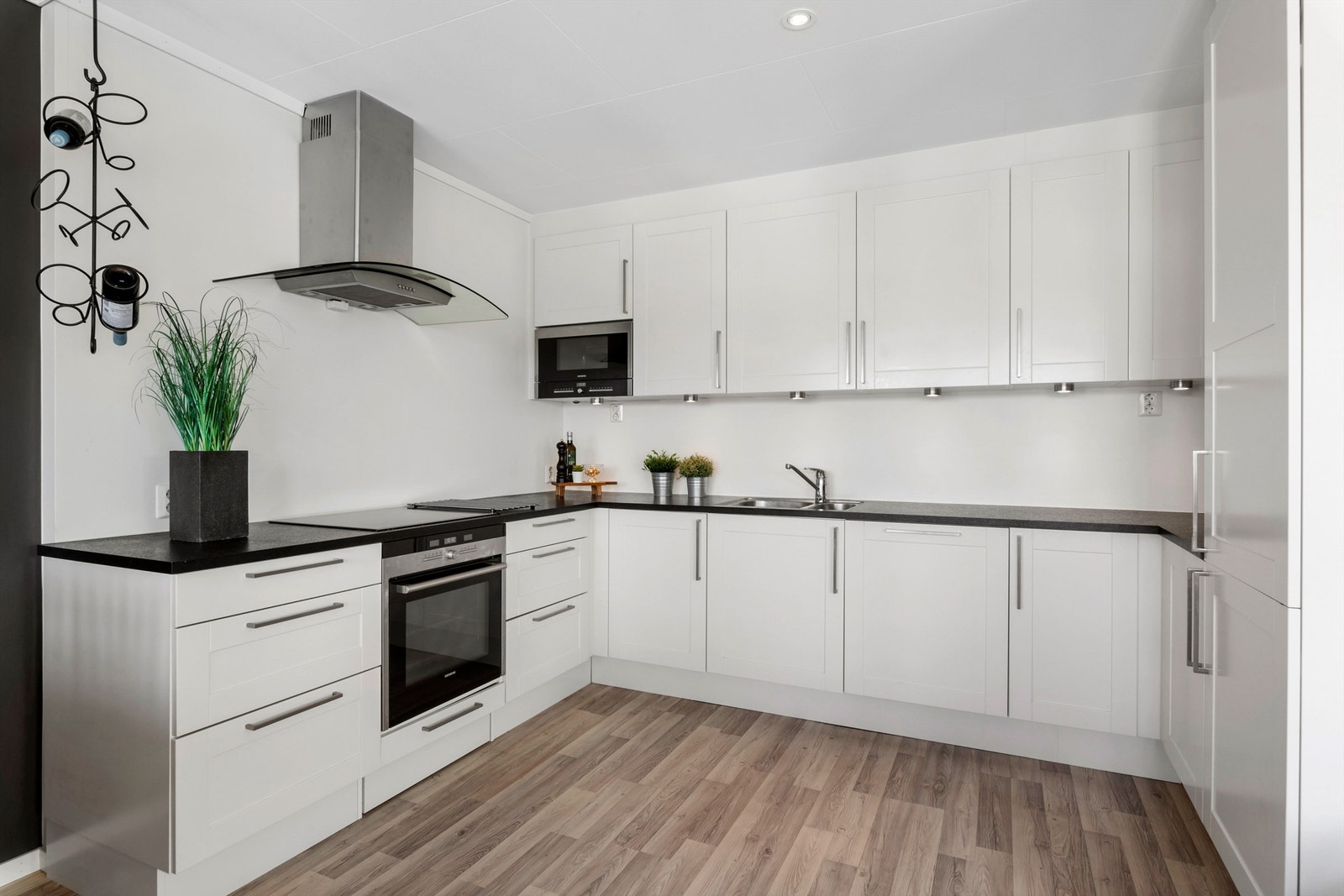 I tillegg er det installert spotbelysning under overskapene, som gir god lyssetting Galleribilde