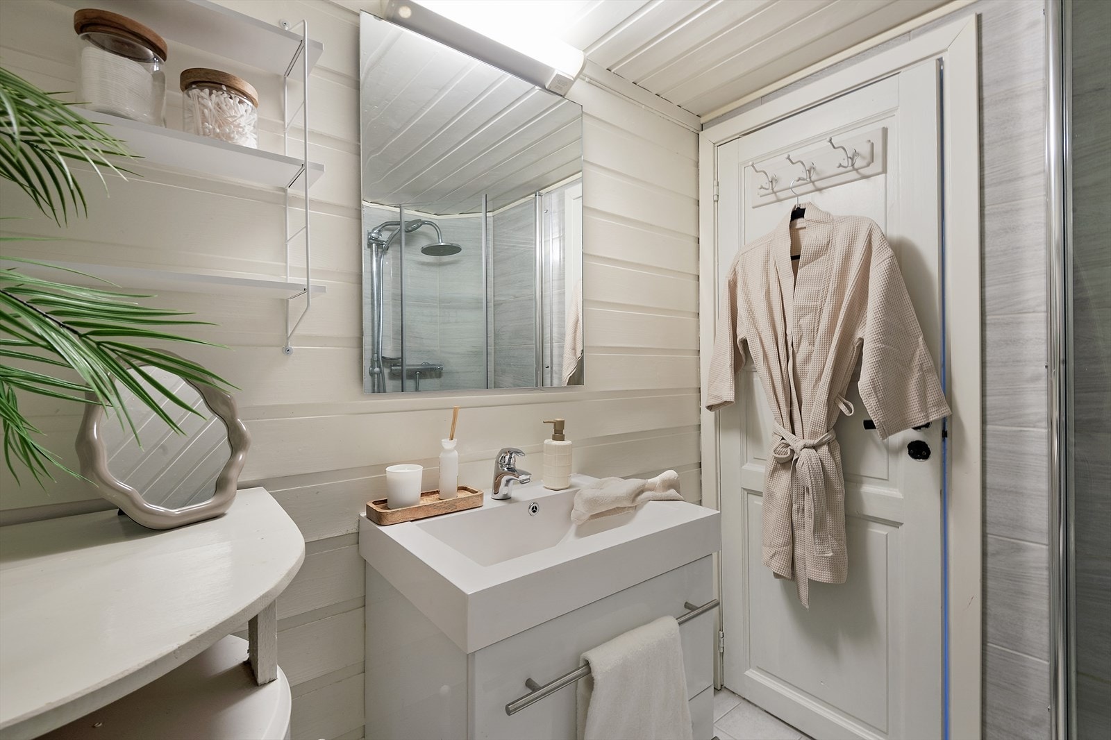 Bad med lys innredning. Galleribilde