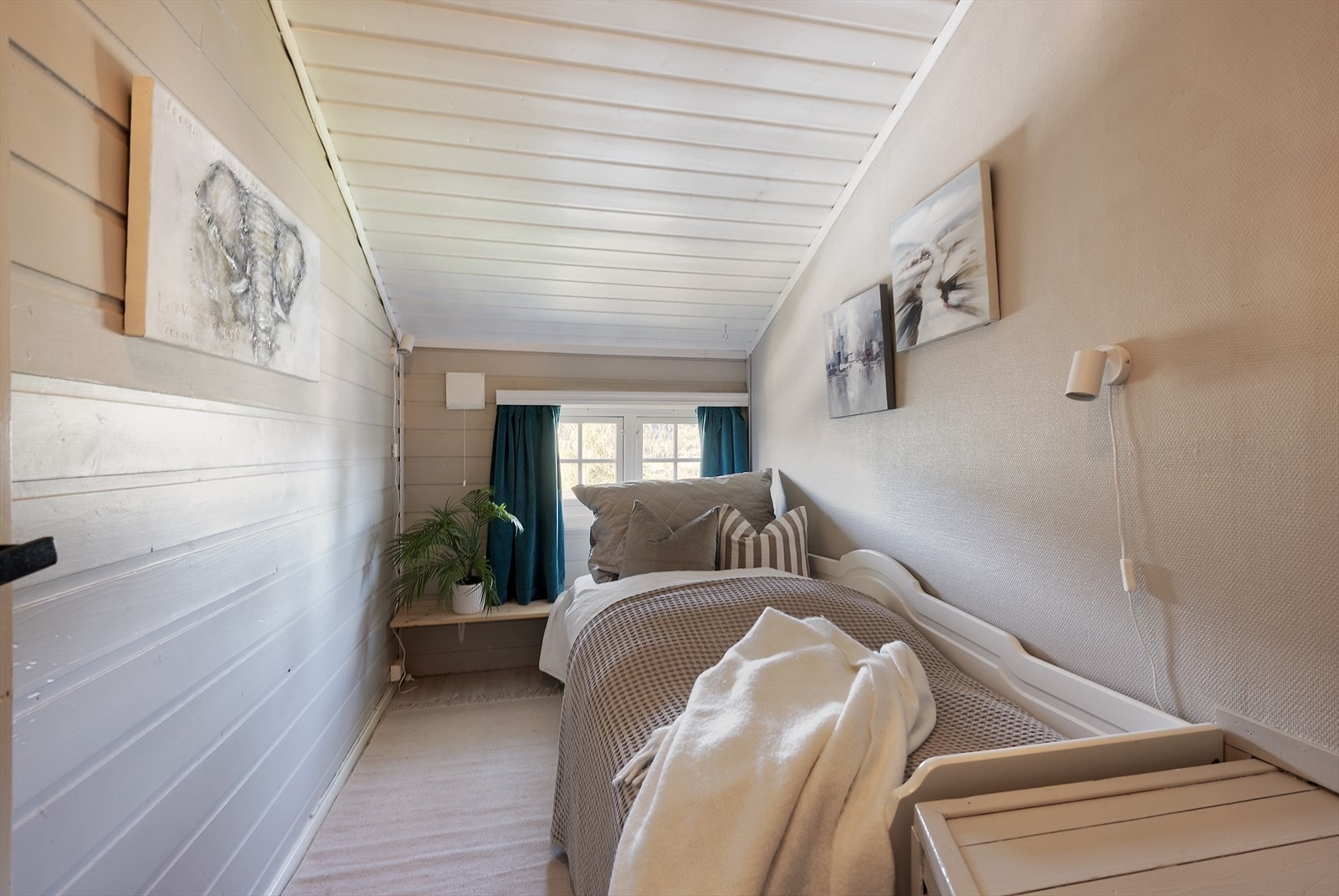 Hjemmekontor på hytta eller gjesterom? Ikke godkjent rømningsvindu. Galleribilde