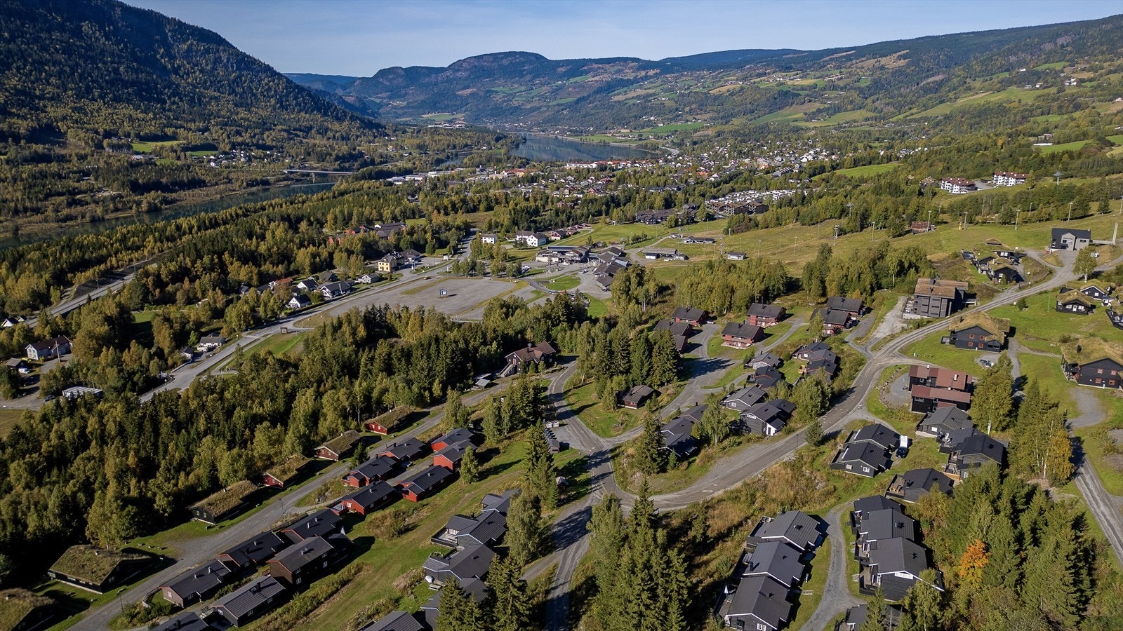 Kort veg til Øyer sentrum med dagligvare og et utvalg butikker. Galleribilde