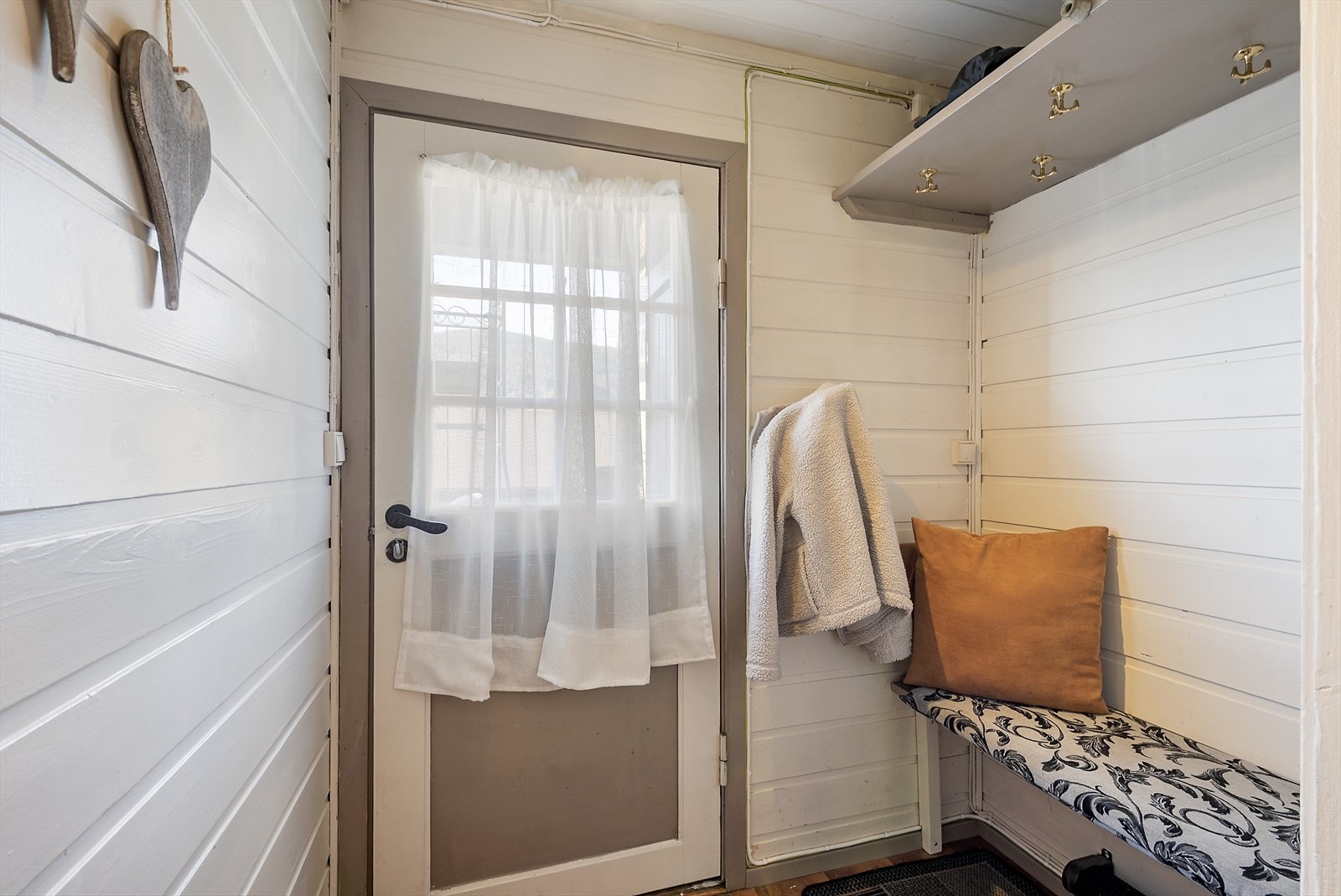 Gang med oppheng for jakker. Galleribilde