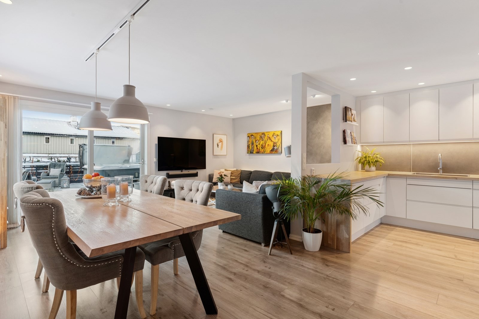 Den åpne planløsningen mellom stue og kjøkken gir en sosial og luftig atmosfære. Galleribilde