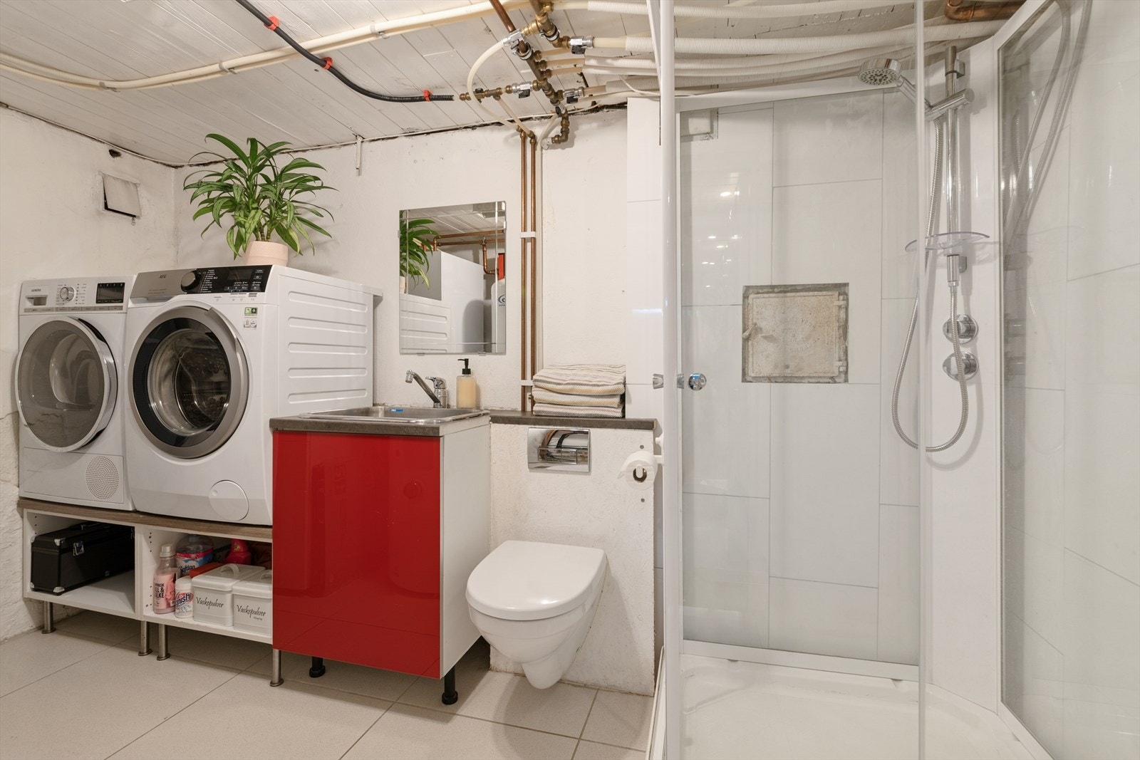 Praktisk, kombinert bad og vaskerom med dusjkabinett og opplegg for vaskemaskin. Galleribilde