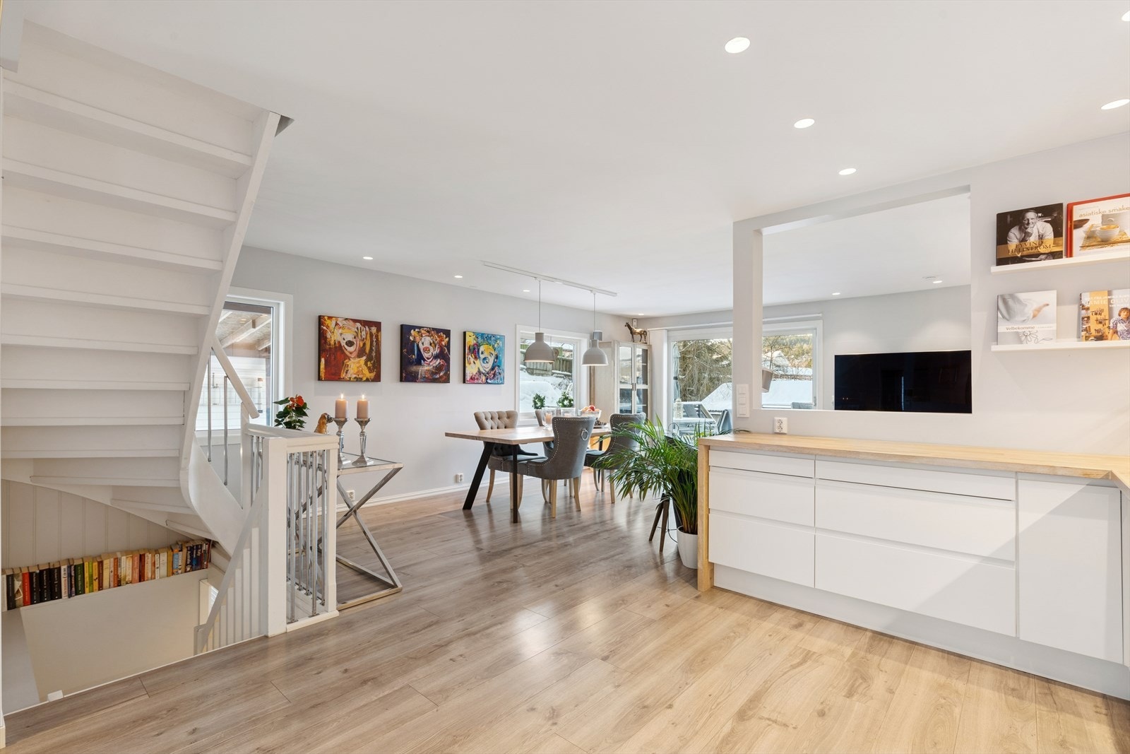 Fra kjøkkenet ser man mot spiseplassen og trappen som leder opp til andre etasje. Galleribilde