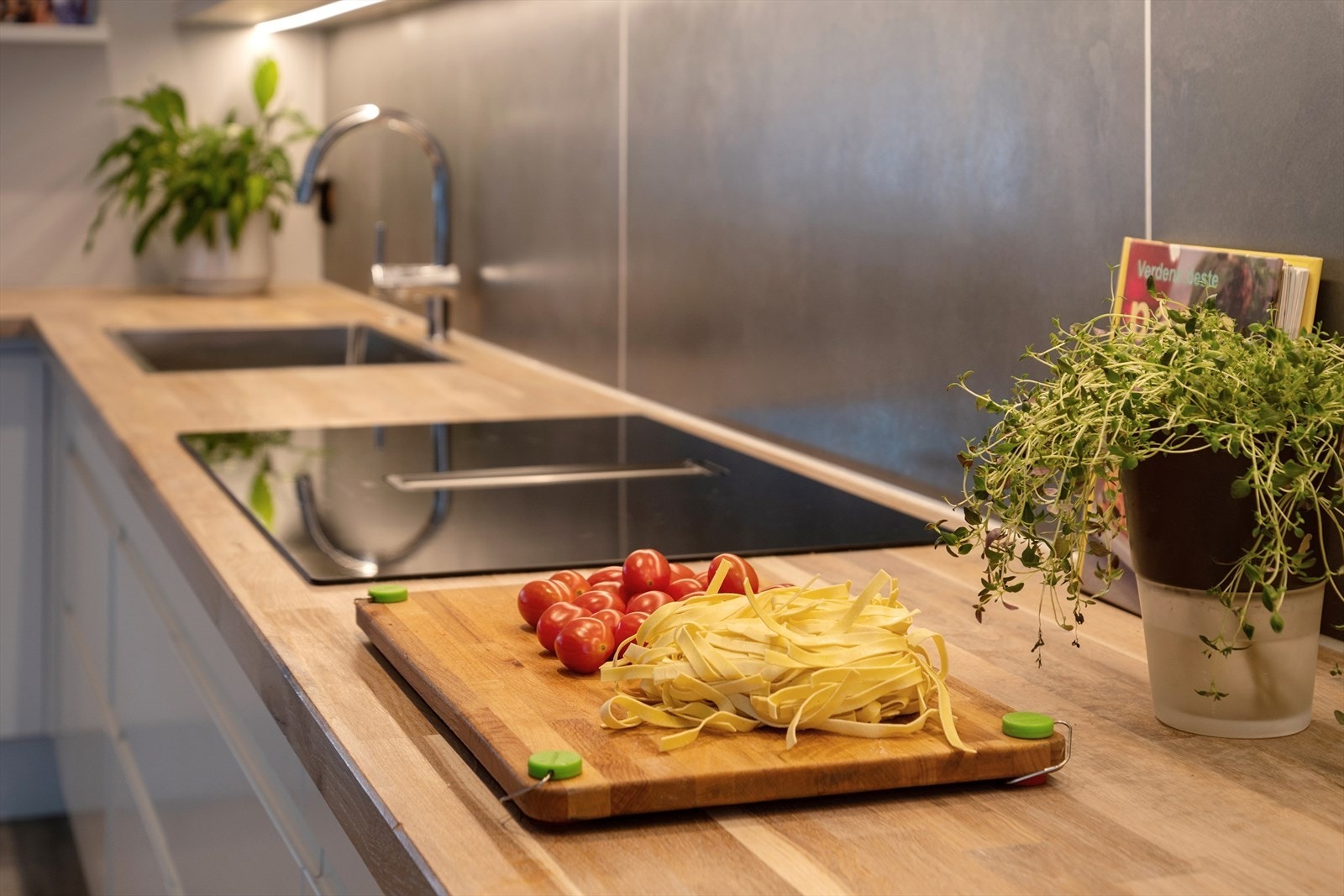 Detaljer som nedsenket
vask og integrert belysning understreker den gjennomførte standarden. Galleribilde