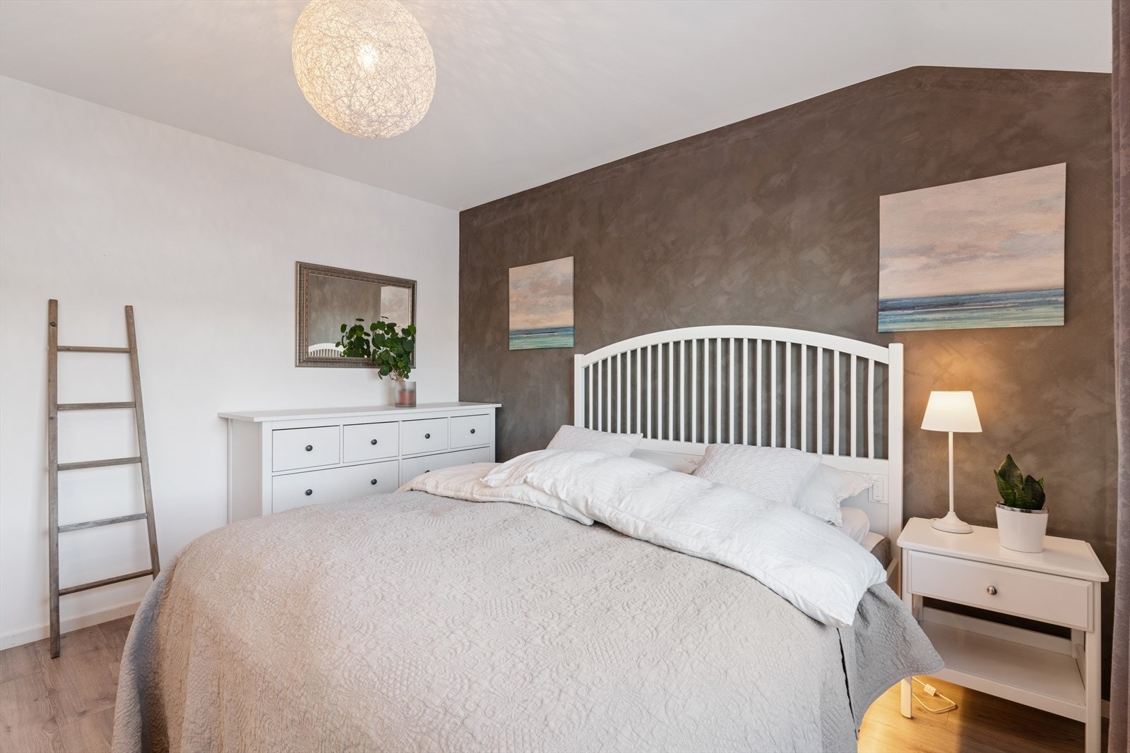 En stilig fondvegg i dekorpuss gir rommet et særpreg. Galleribilde