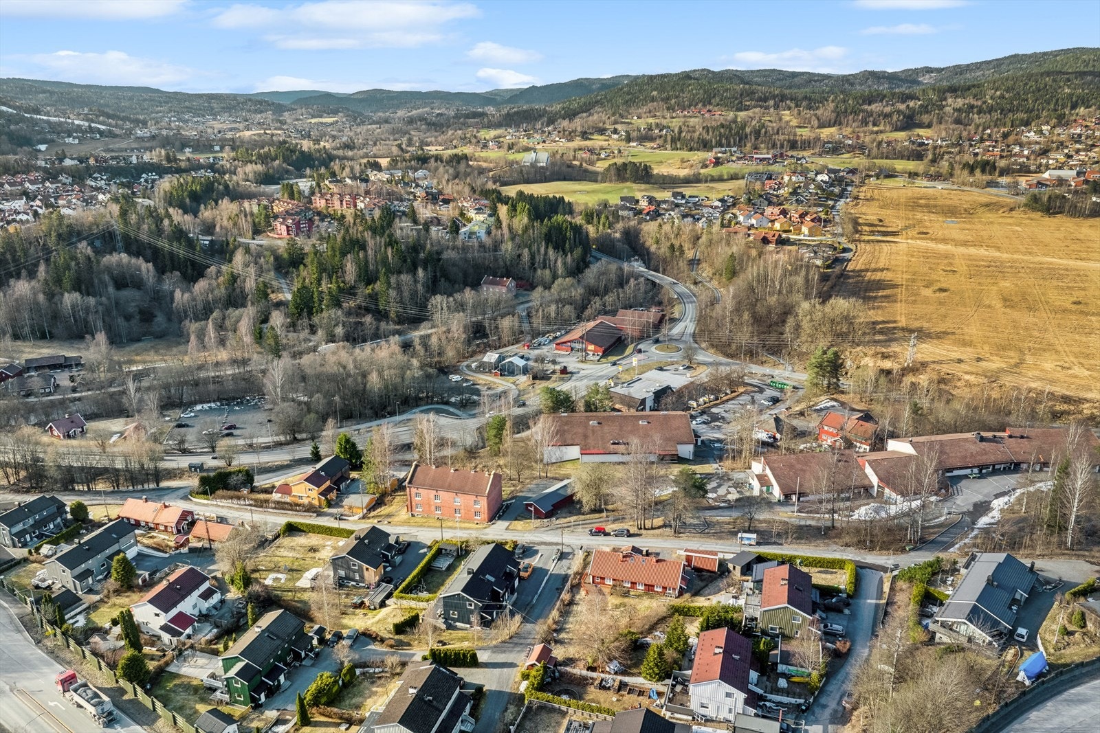Eiendommen ligger i et veletablert og familievennlig boligområde med trygg skolevei. Galleribilde