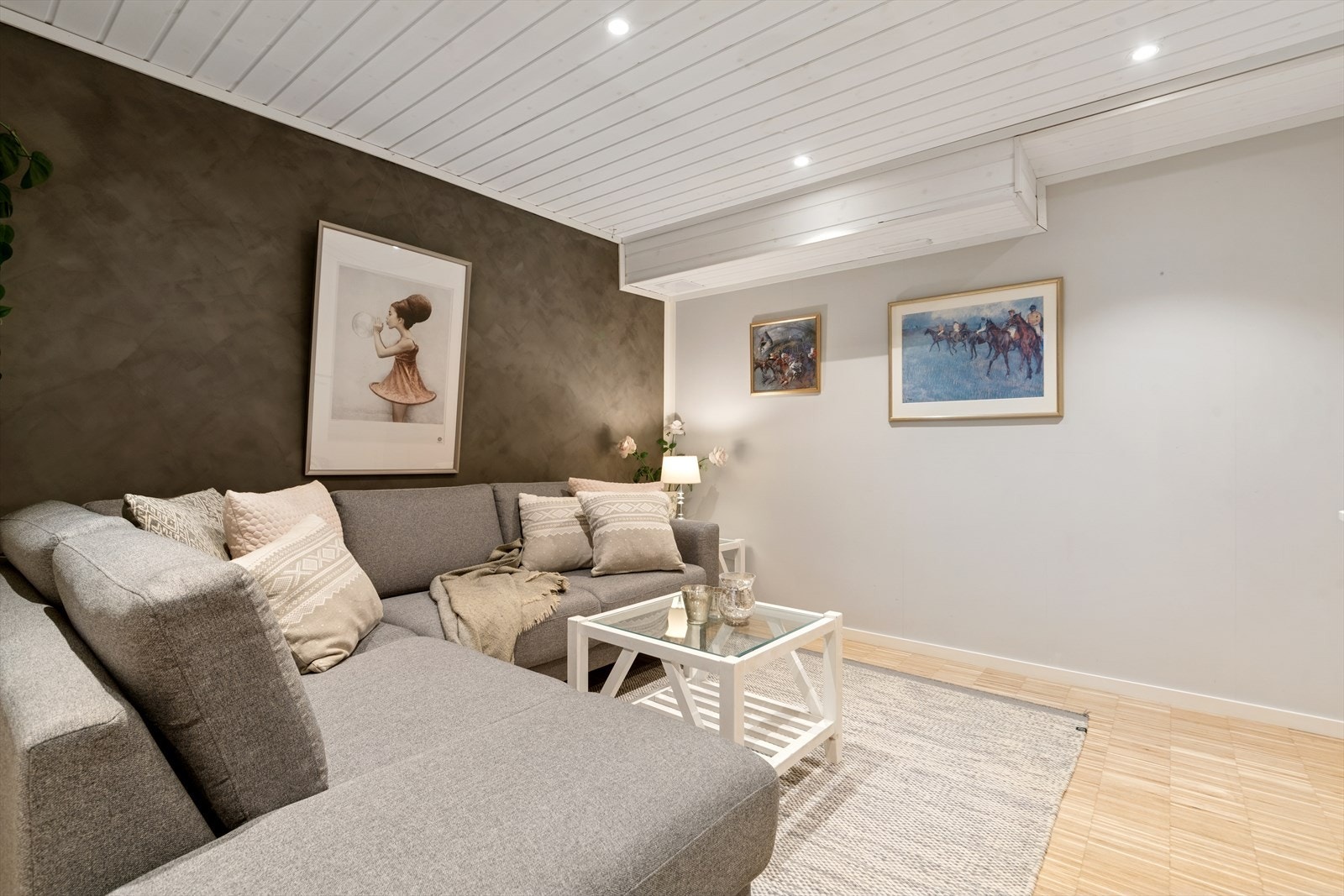 Rommet har downlights i taket og en fondvegg i dekorpuss som skaper en fin atmosfære. Galleribilde