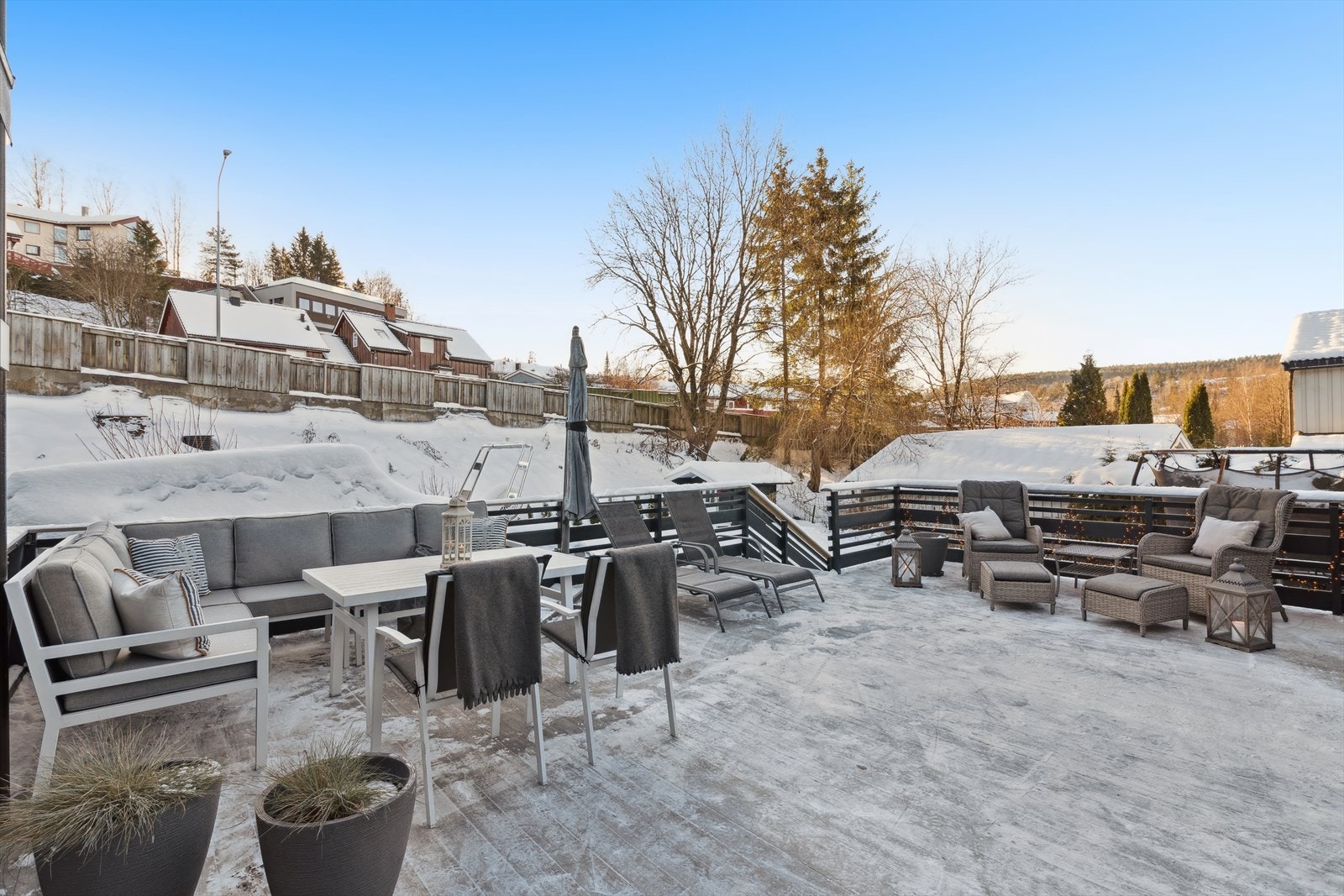 Den vestvendte terrassen er på hele 56 m² og har rikelig med plass for utemøbler. Galleribilde